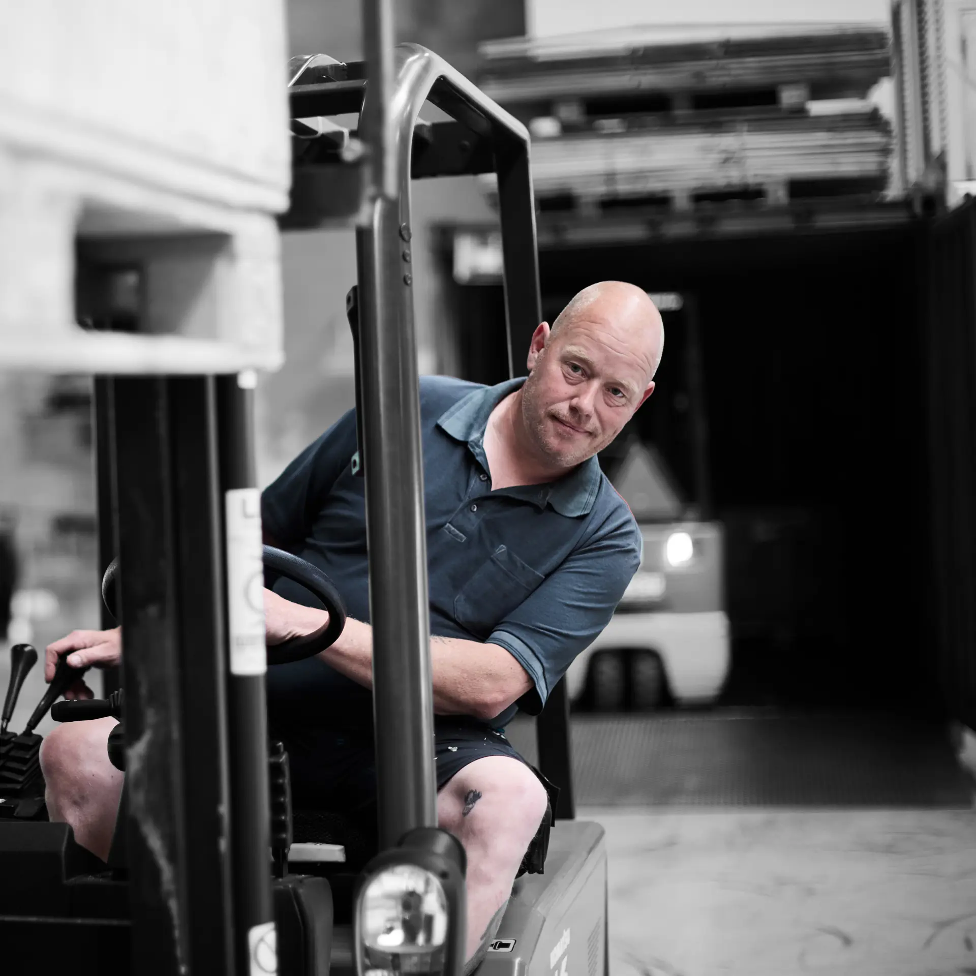 Lagerelev kører truck