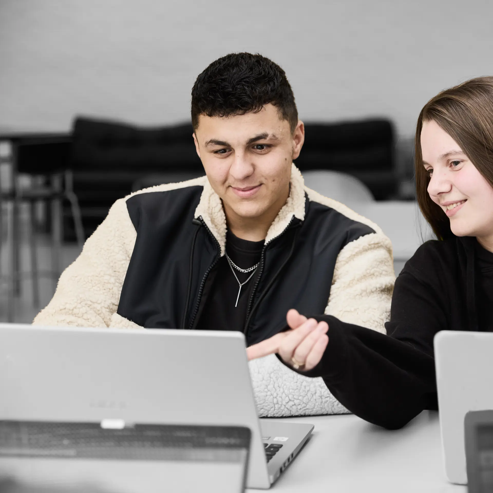 Business EUX-elever arbejder ved computere
