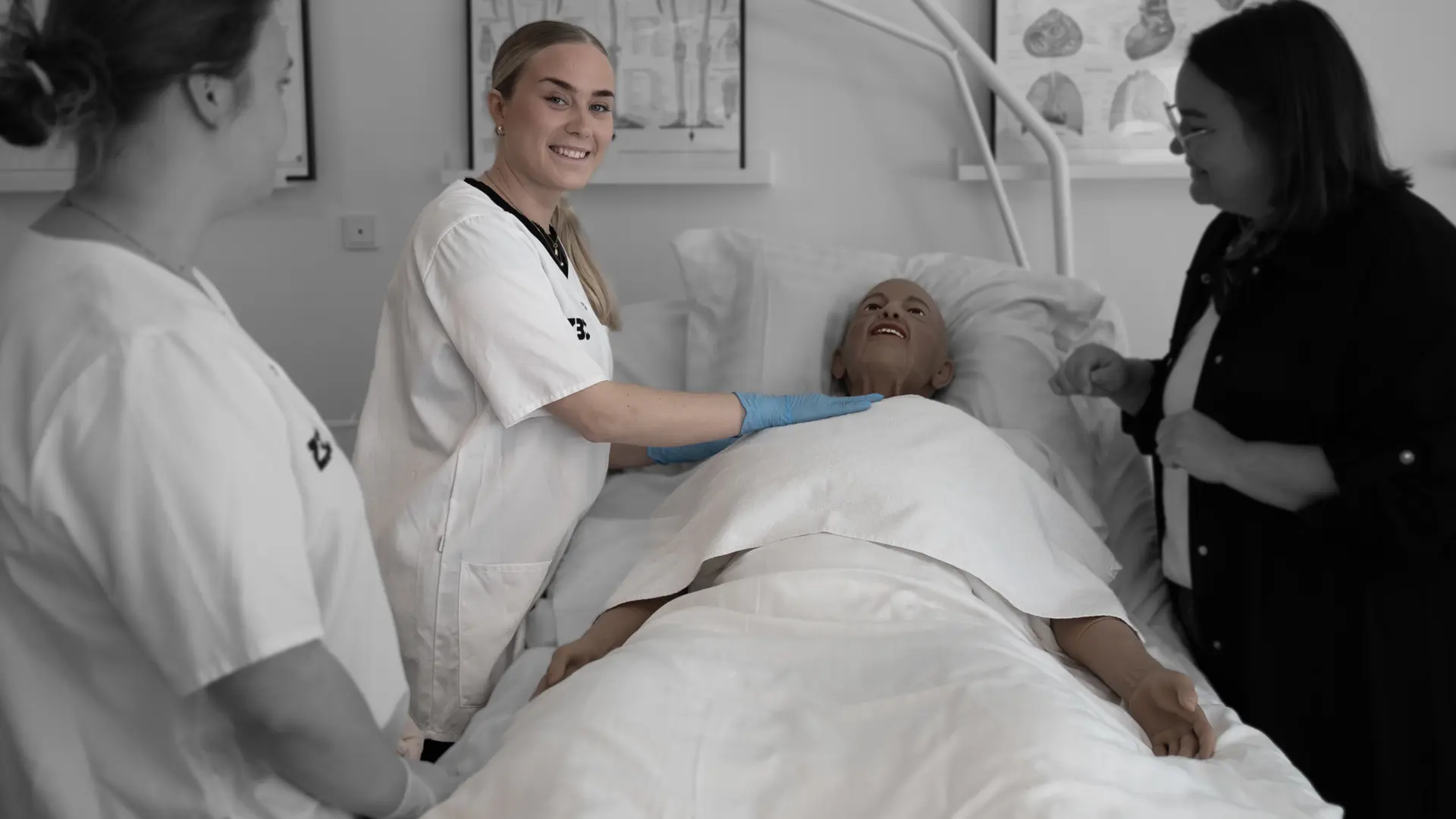 Elever på uddannelsen til social- og sundhedsassistent øver med træningsdukke