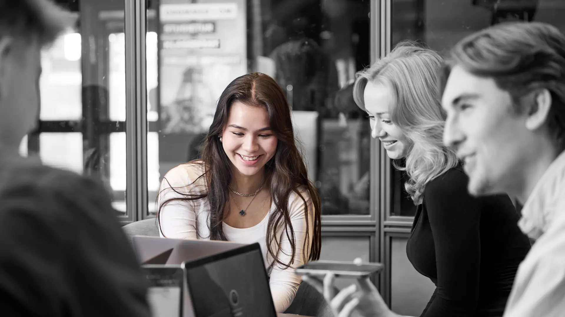 HHX-elever arbejder med computere
