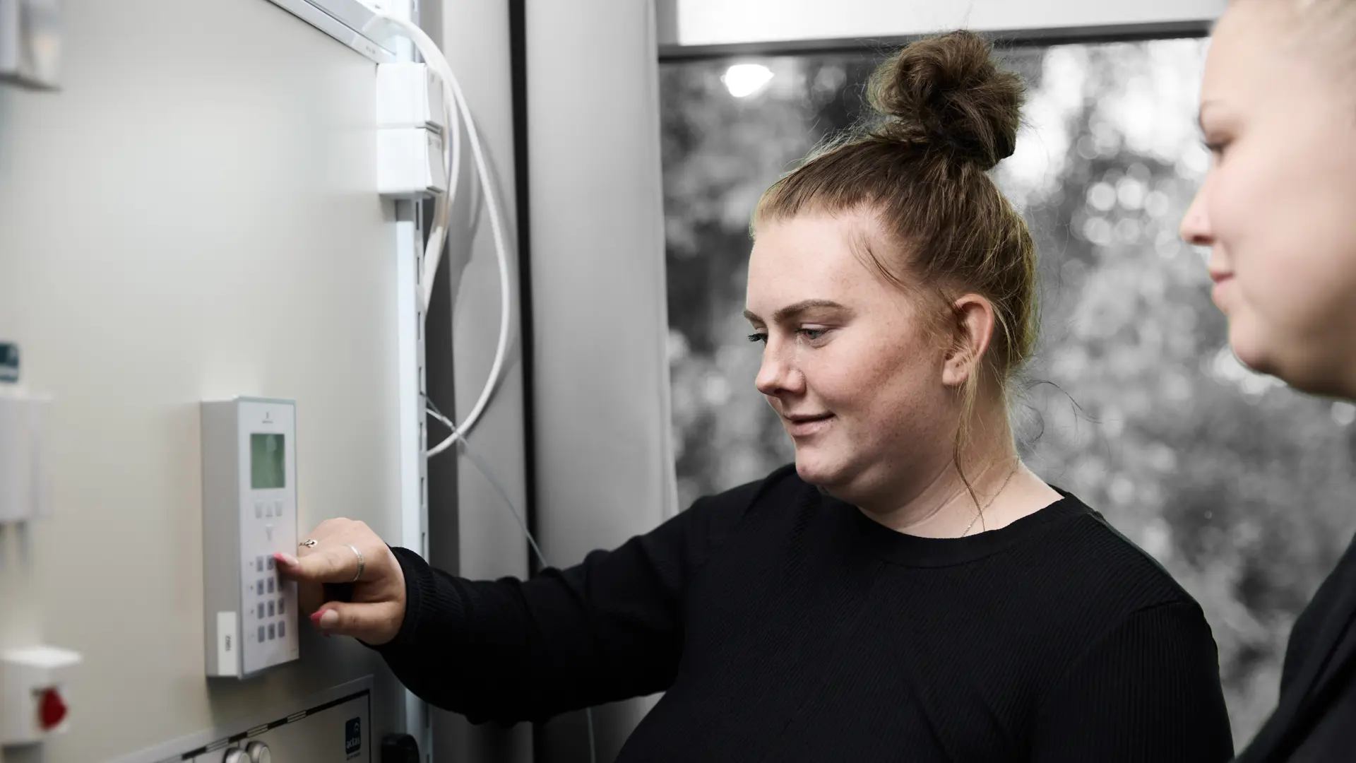 Sikkerhedsvagt står ved alarmsystem