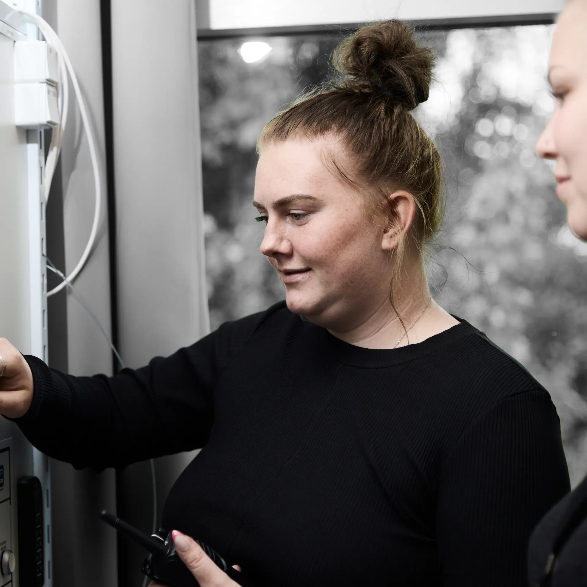 Sikkerhedsvagt står ved alarmsystem