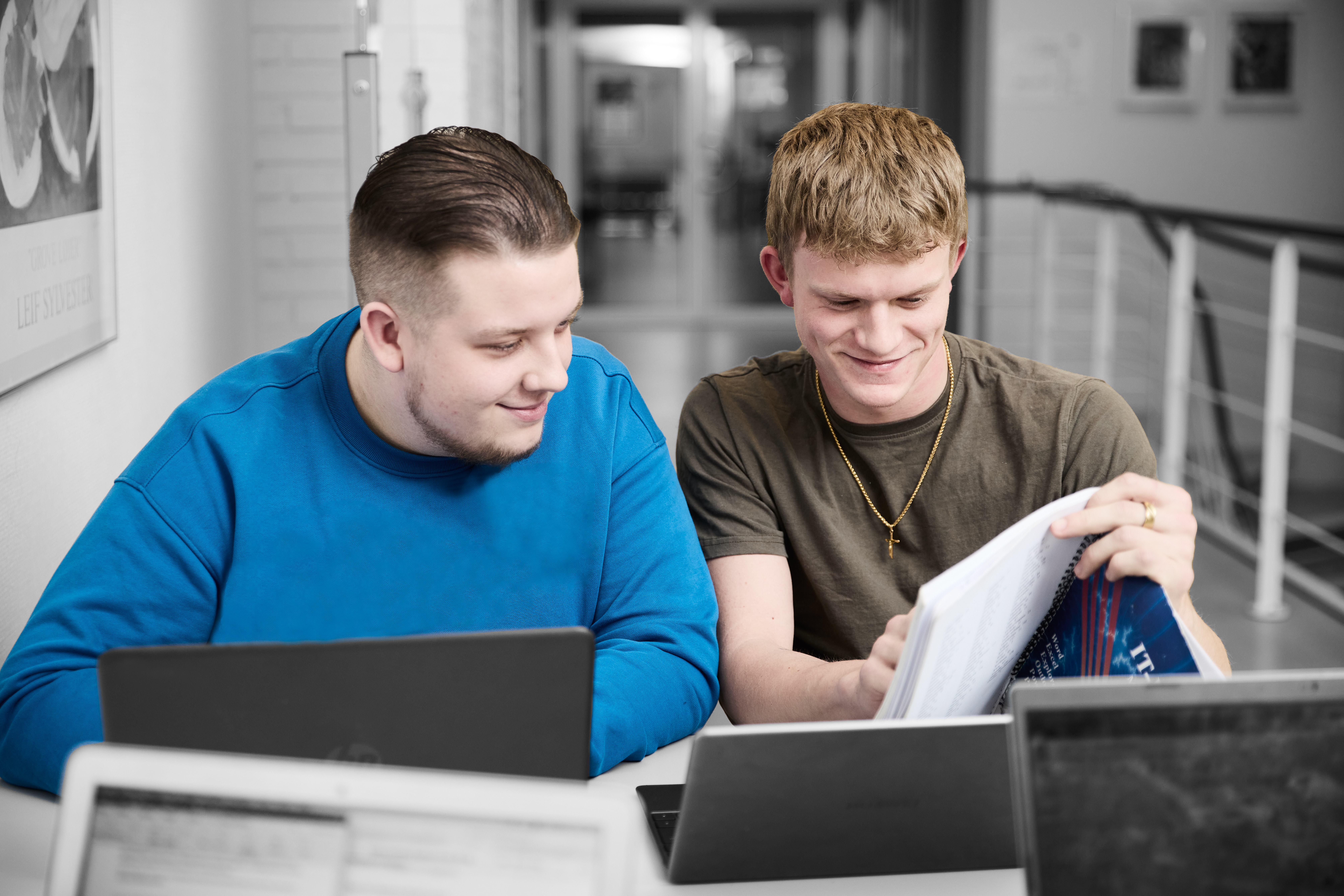 Business EUX-elever arbejder med opgave