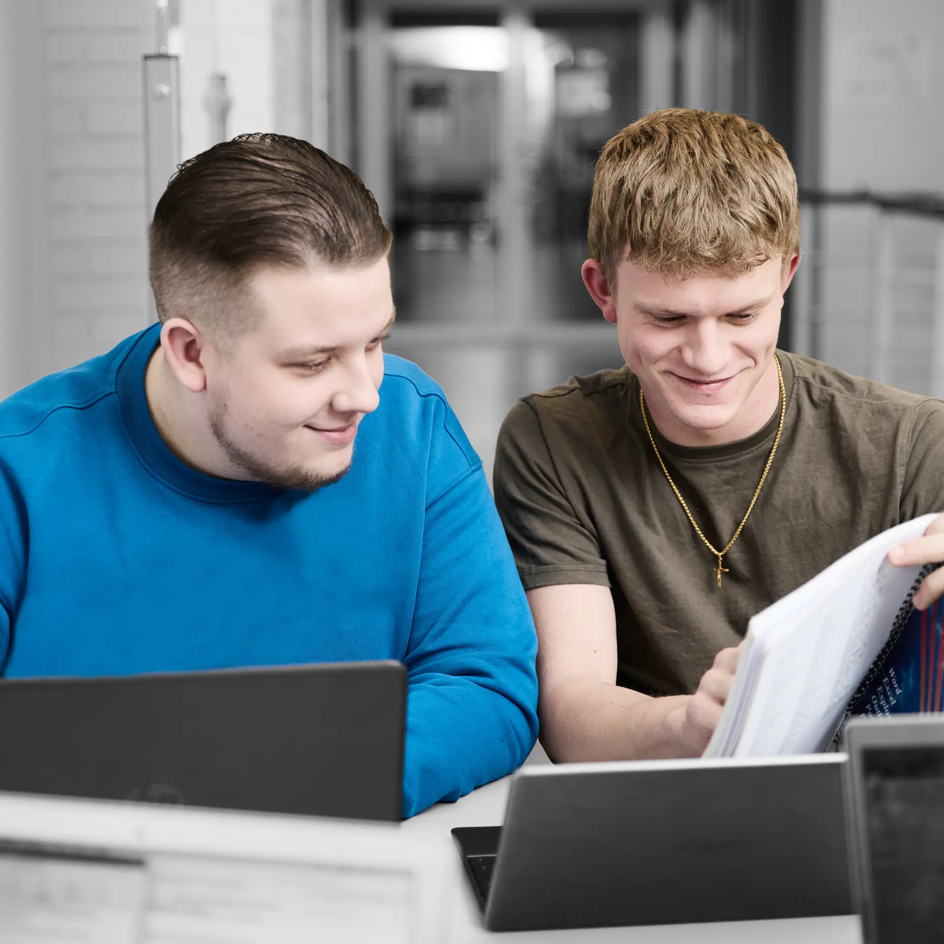 Business EUX-elever arbejder med opgave