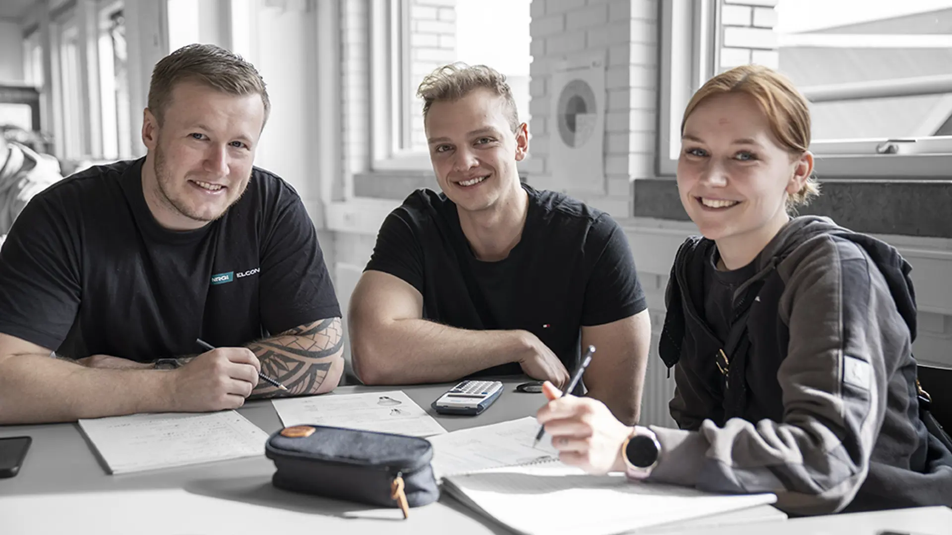 elever fra elektrikeruddannelsen arbejder med projekt