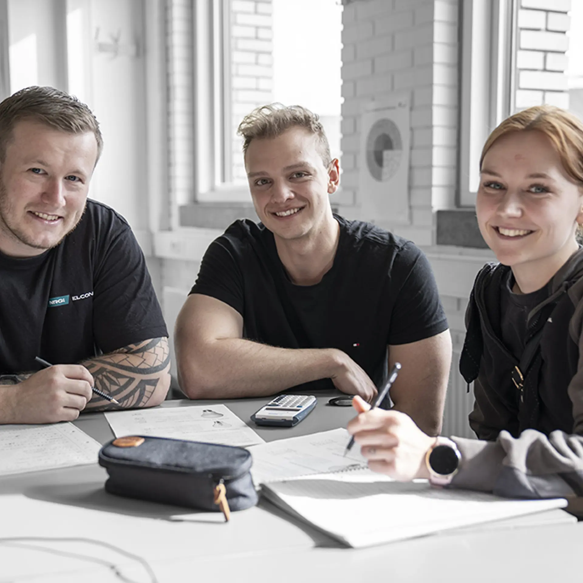 elever fra elektrikeruddannelsen arbejder med projekt