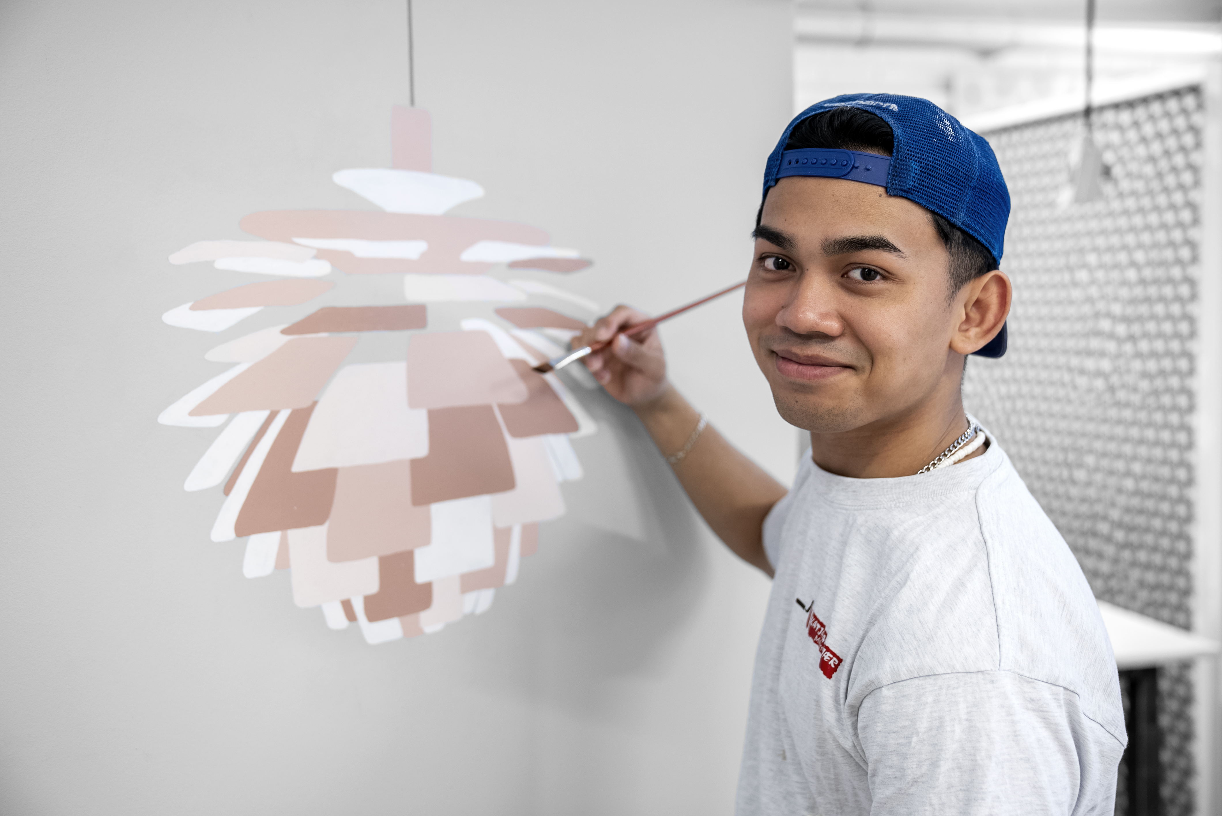 Bygningsmalerelev maler lampe