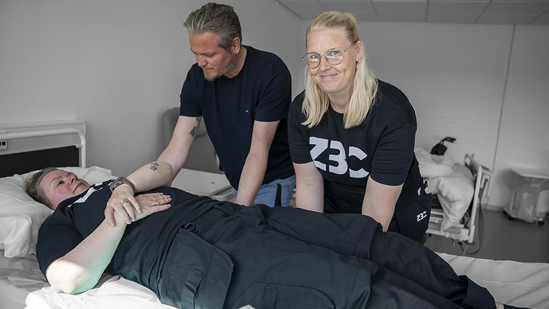 Elev fra uddannelsen til serviceassistent arbejder med sikkerhed og korrekt ergonomi