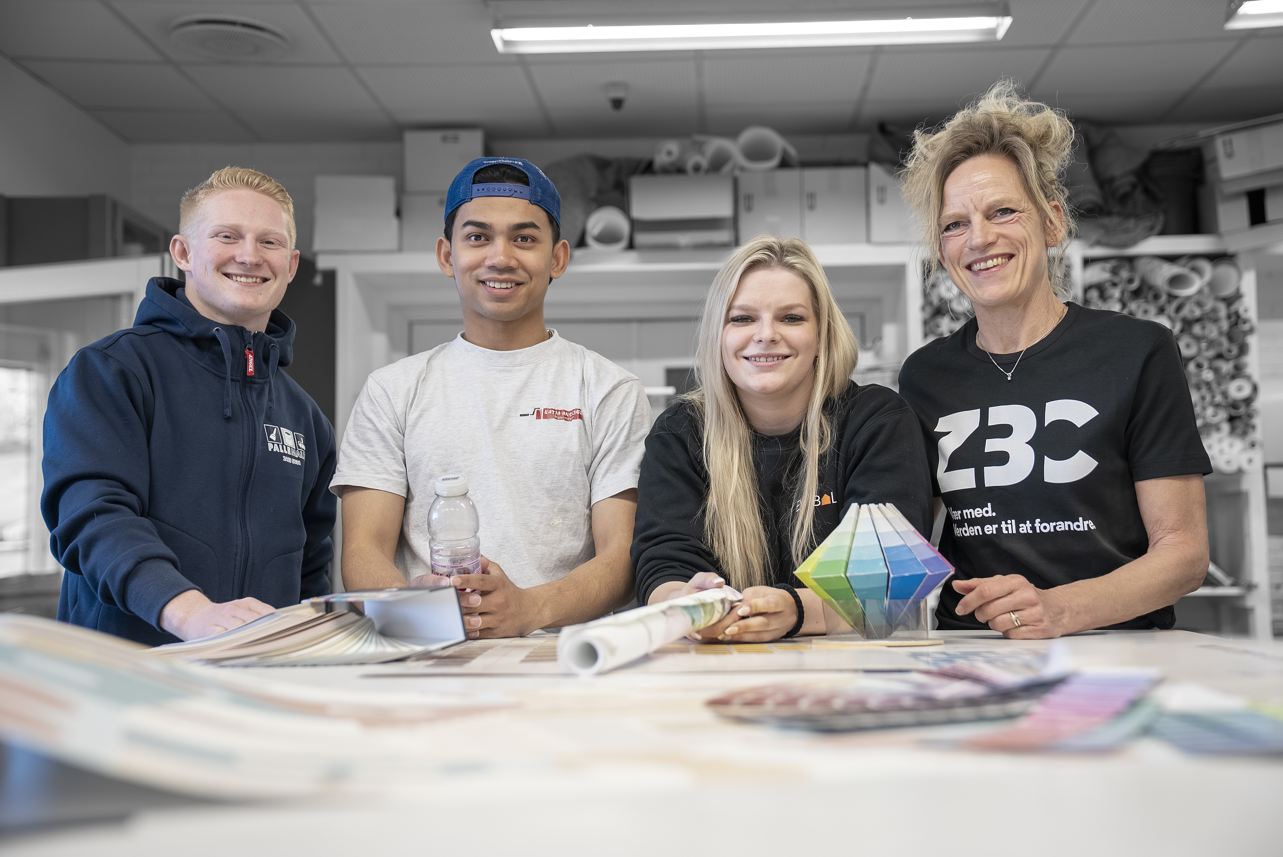 Elever og underviser på uddannelsen til bygningsmaler