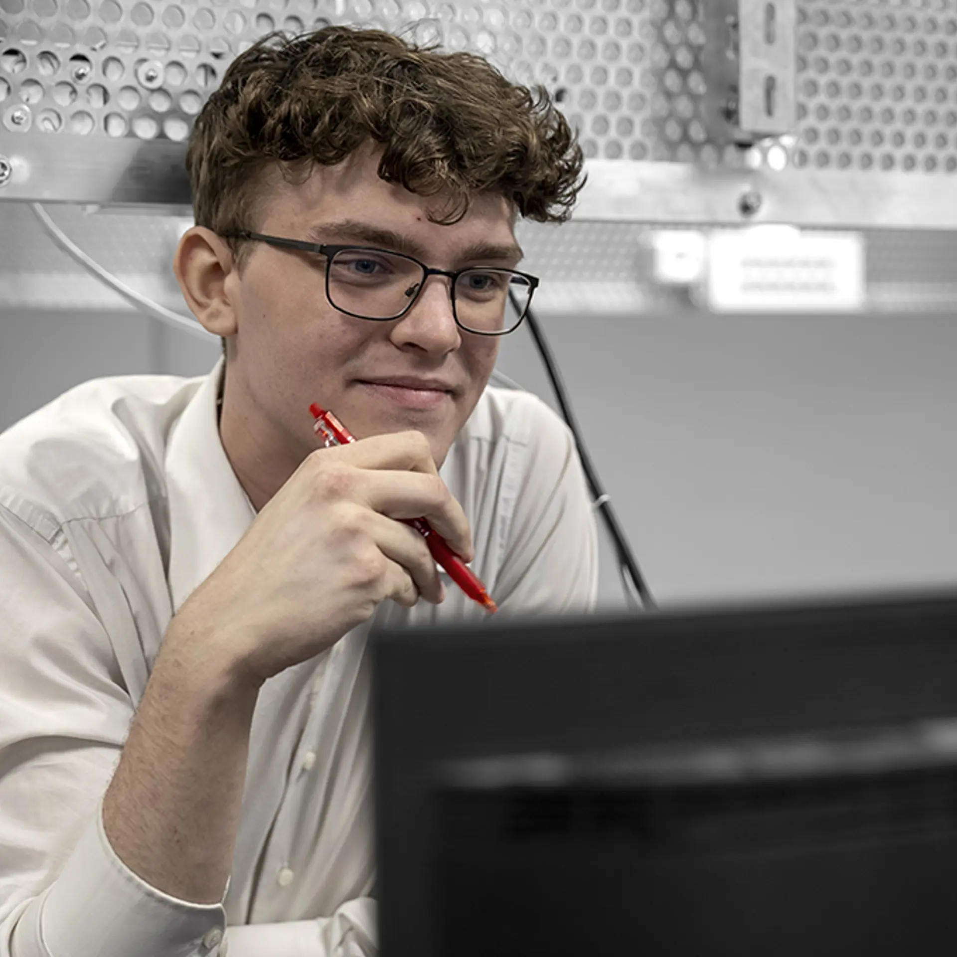 Elev På Data Og Kommunikationsuddannelsen får undervisning ved computer