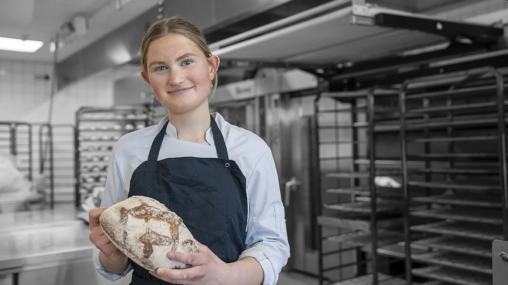 Elev På Bager Og Konditoruddannelsen Står Med Friskbagt Franskbrød