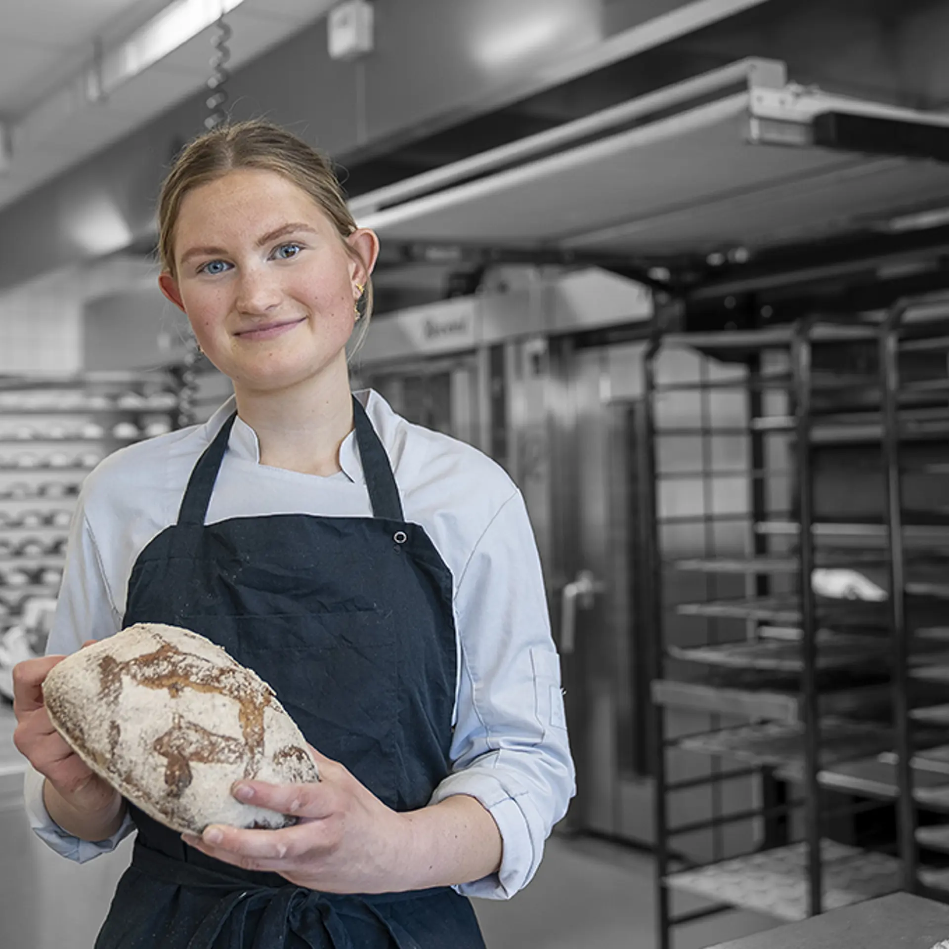 Elev På Bager Og Konditoruddannelsen Står Med Friskbagt Franskbrød