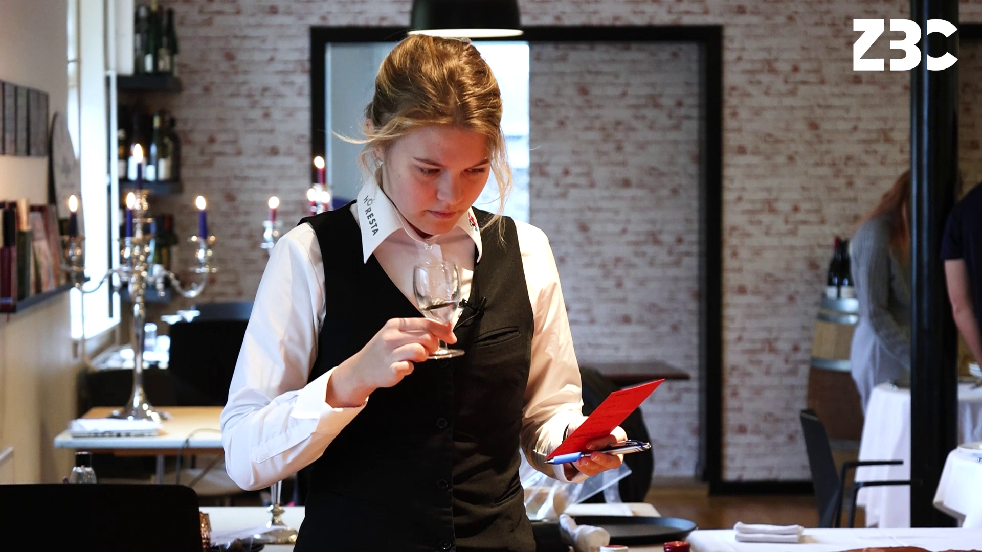 Tjener-eleven Amalie bestemmer alkohol ud fra duft