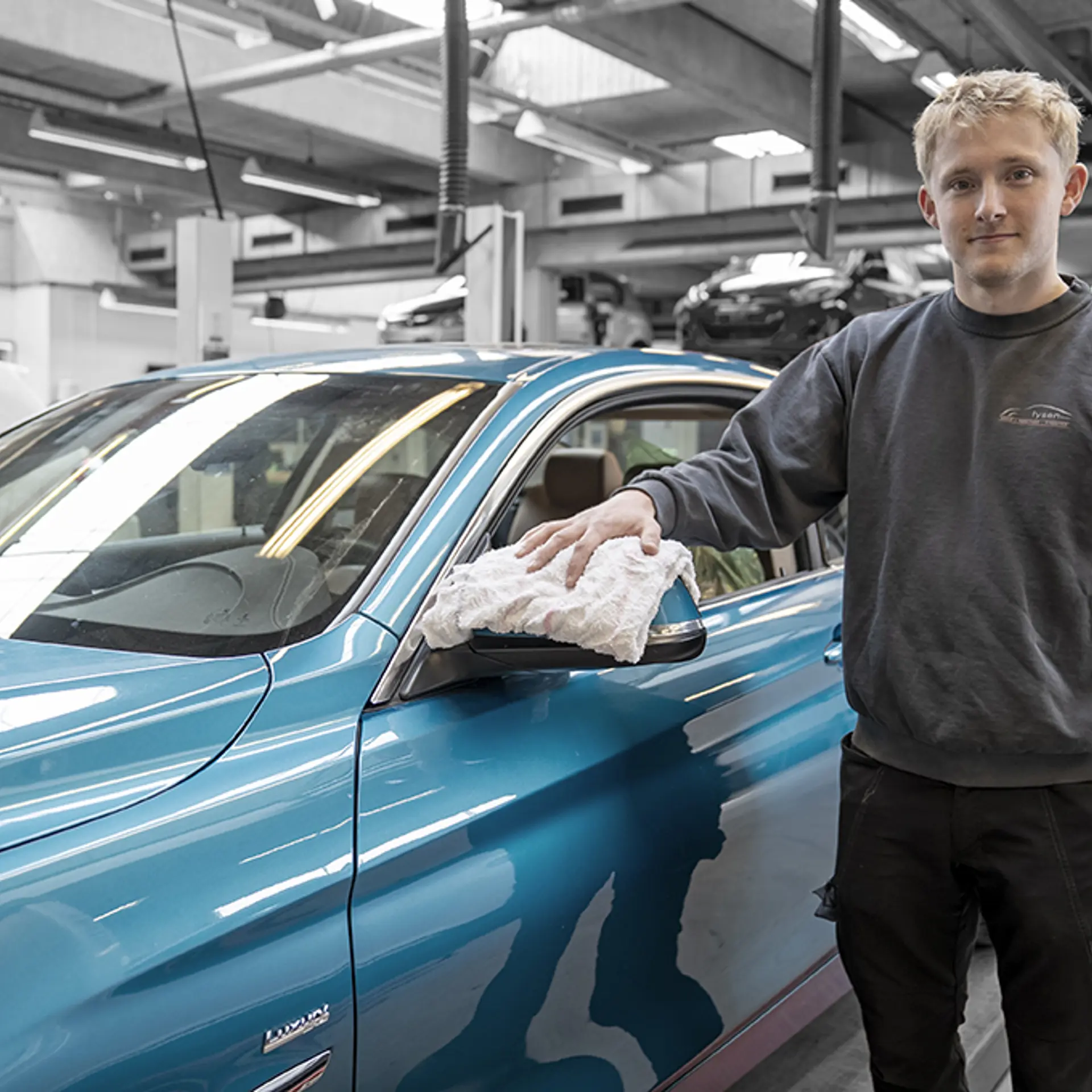 Elev fra uddannelsen til personvognstekniker arbejder både med benzin og el biler