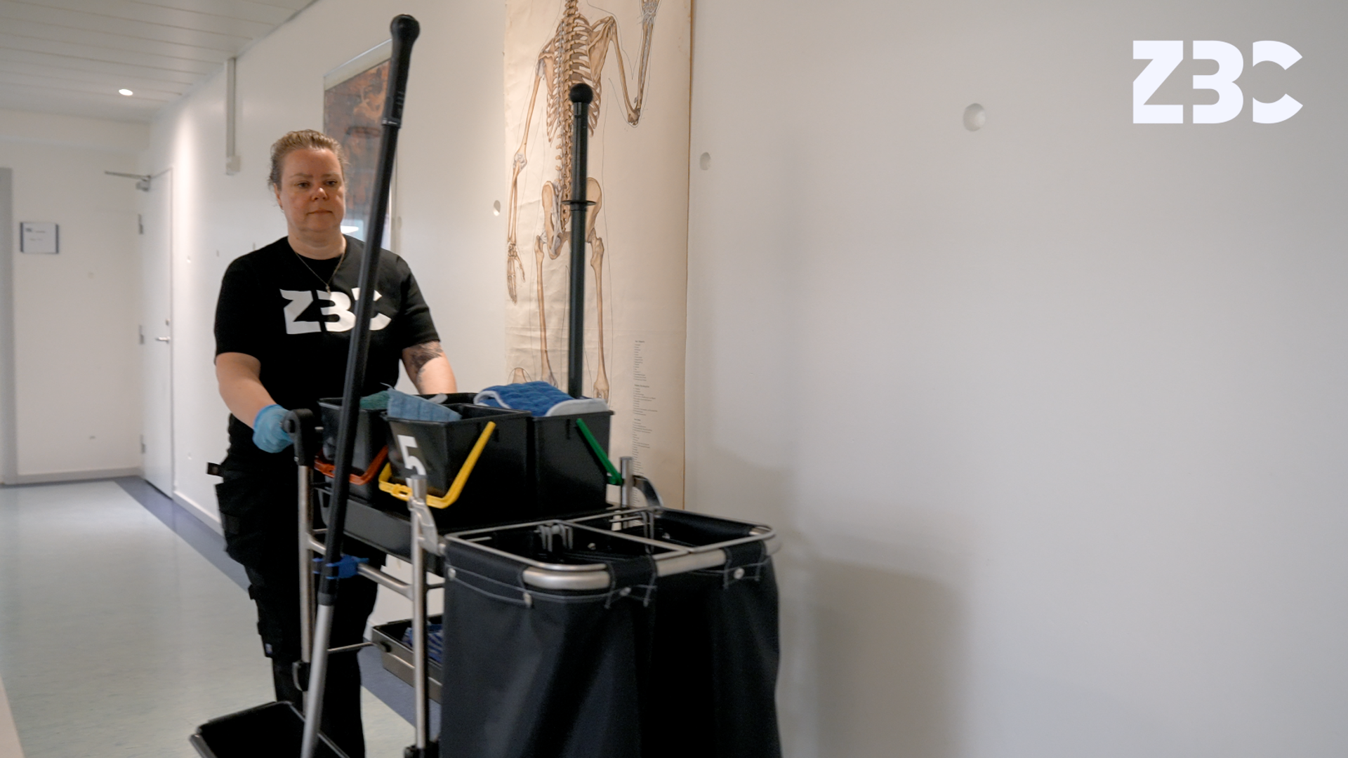 Hør mere om uddannelsen til serviceassistent i denne video
