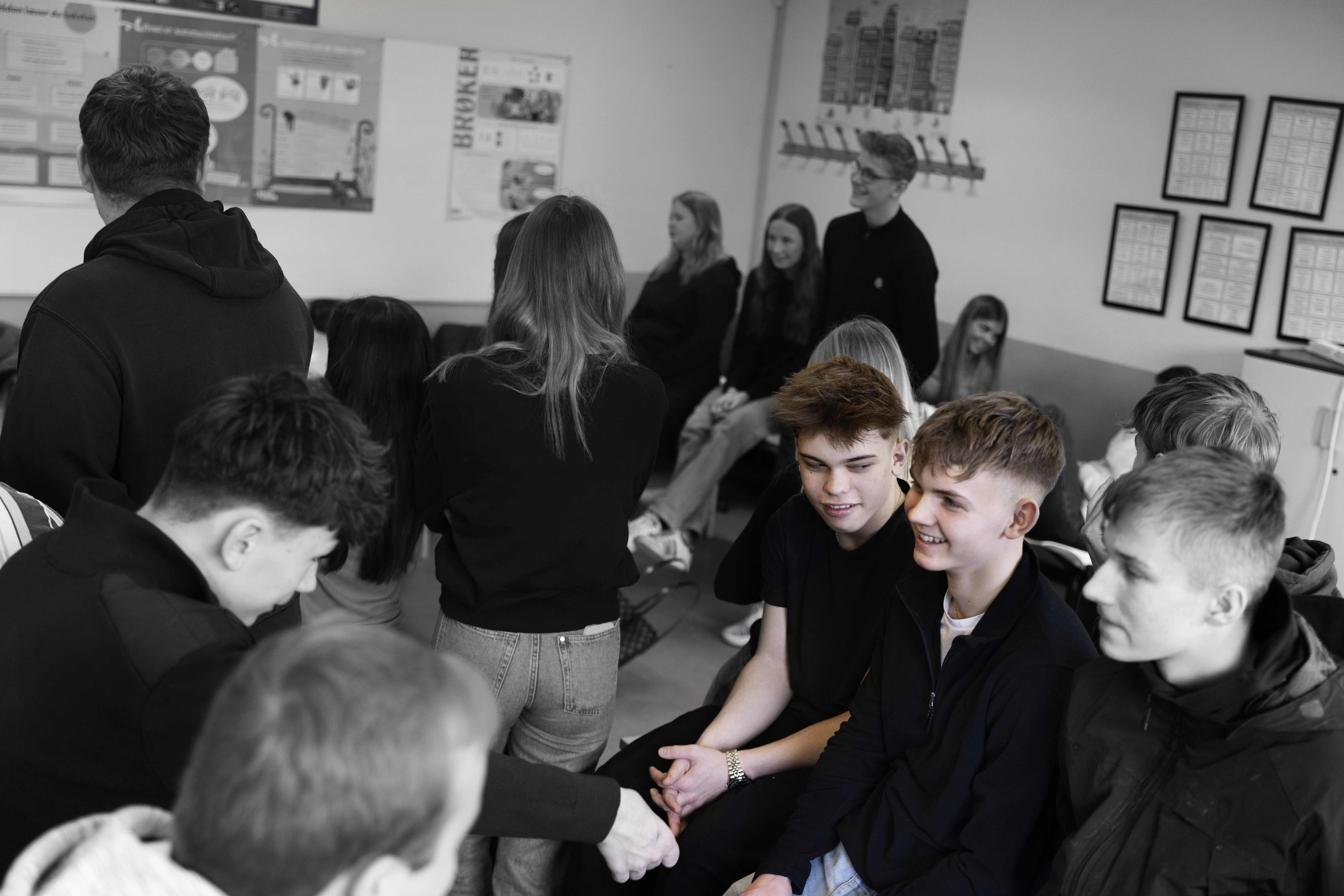 Elever fra 10. klasse på ZBC hygger sig i frikvarter