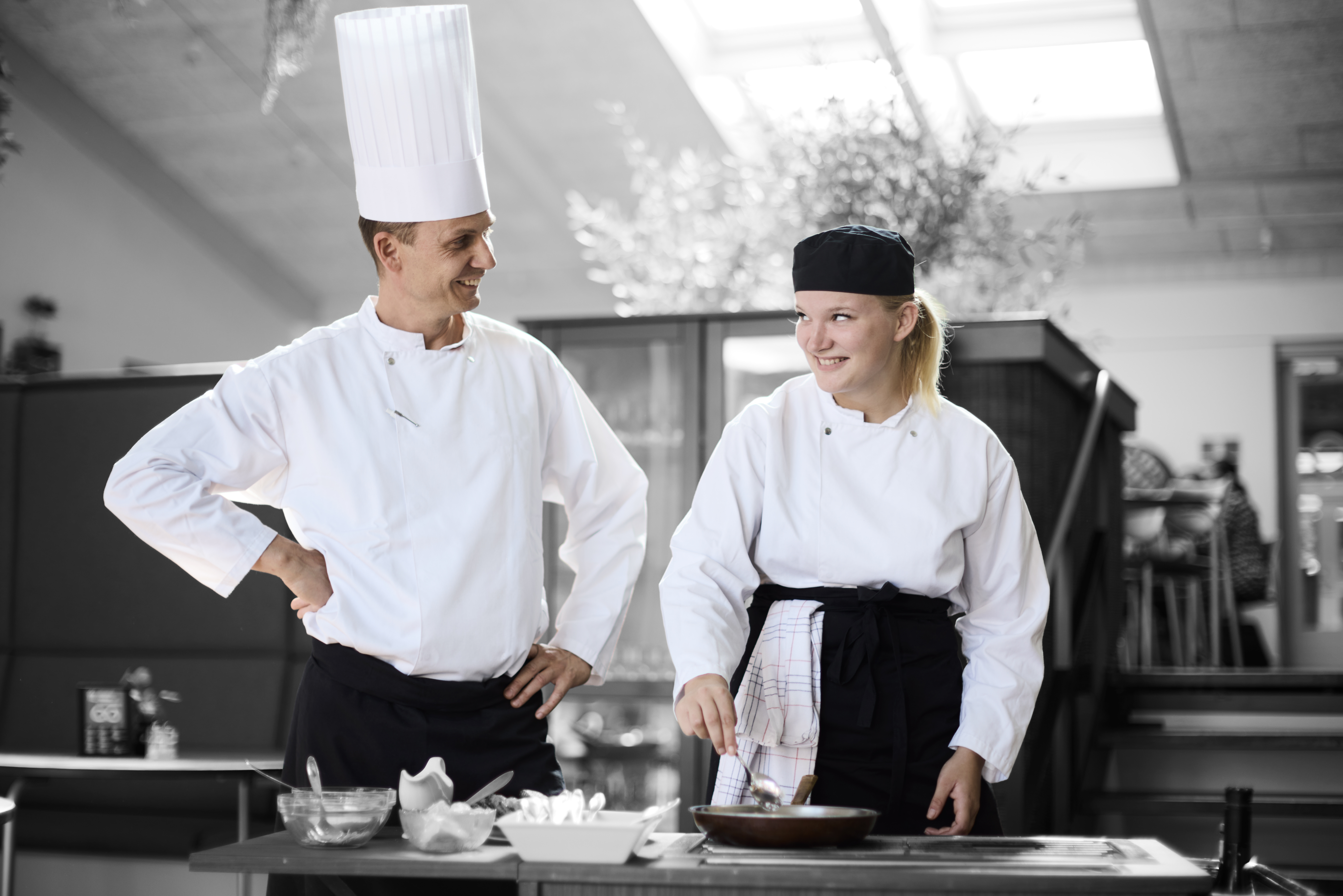 Ernæringsassistent og kokkefaglærer står sammen