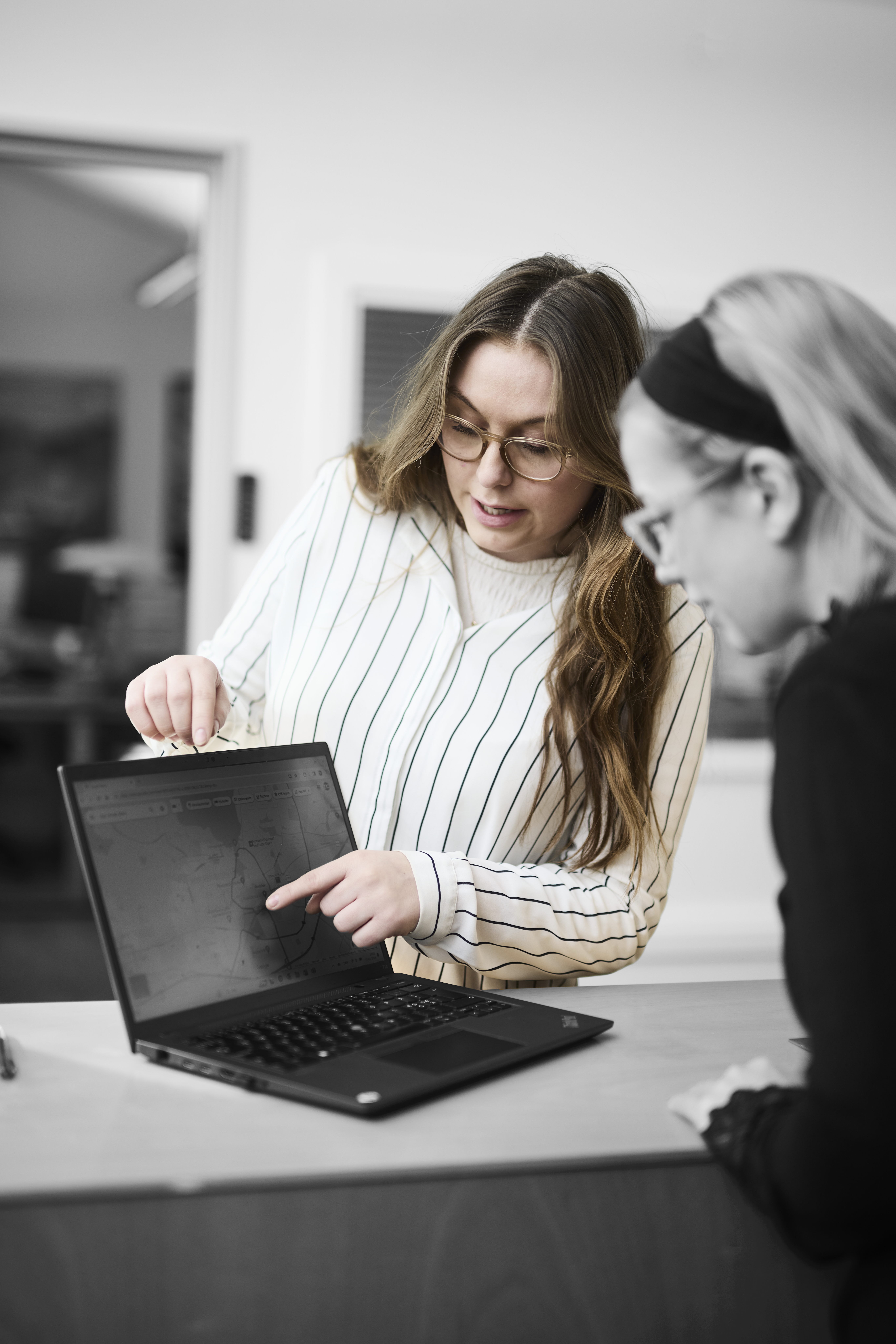 Receptionist vejleder kunde