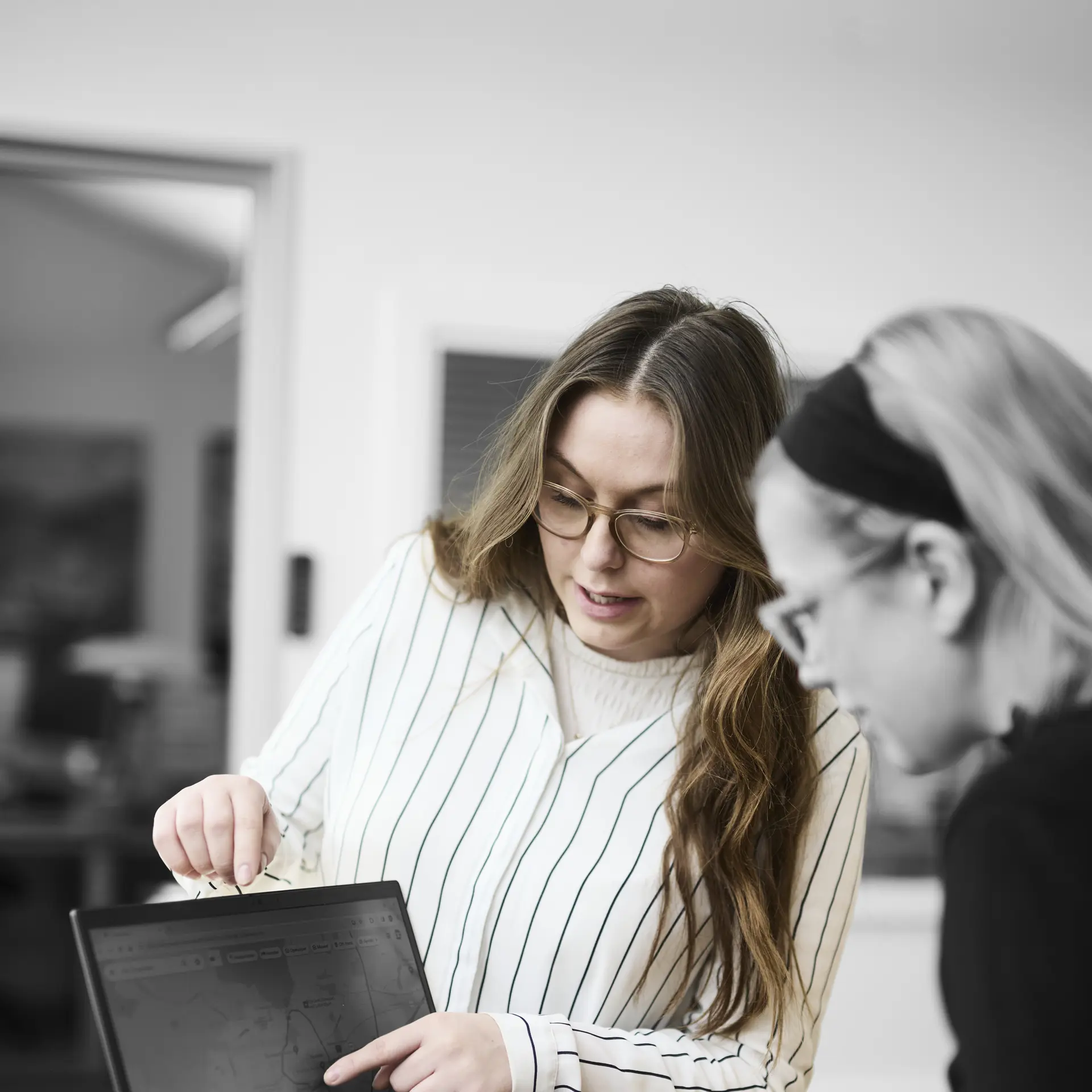 Receptionist vejleder kunde