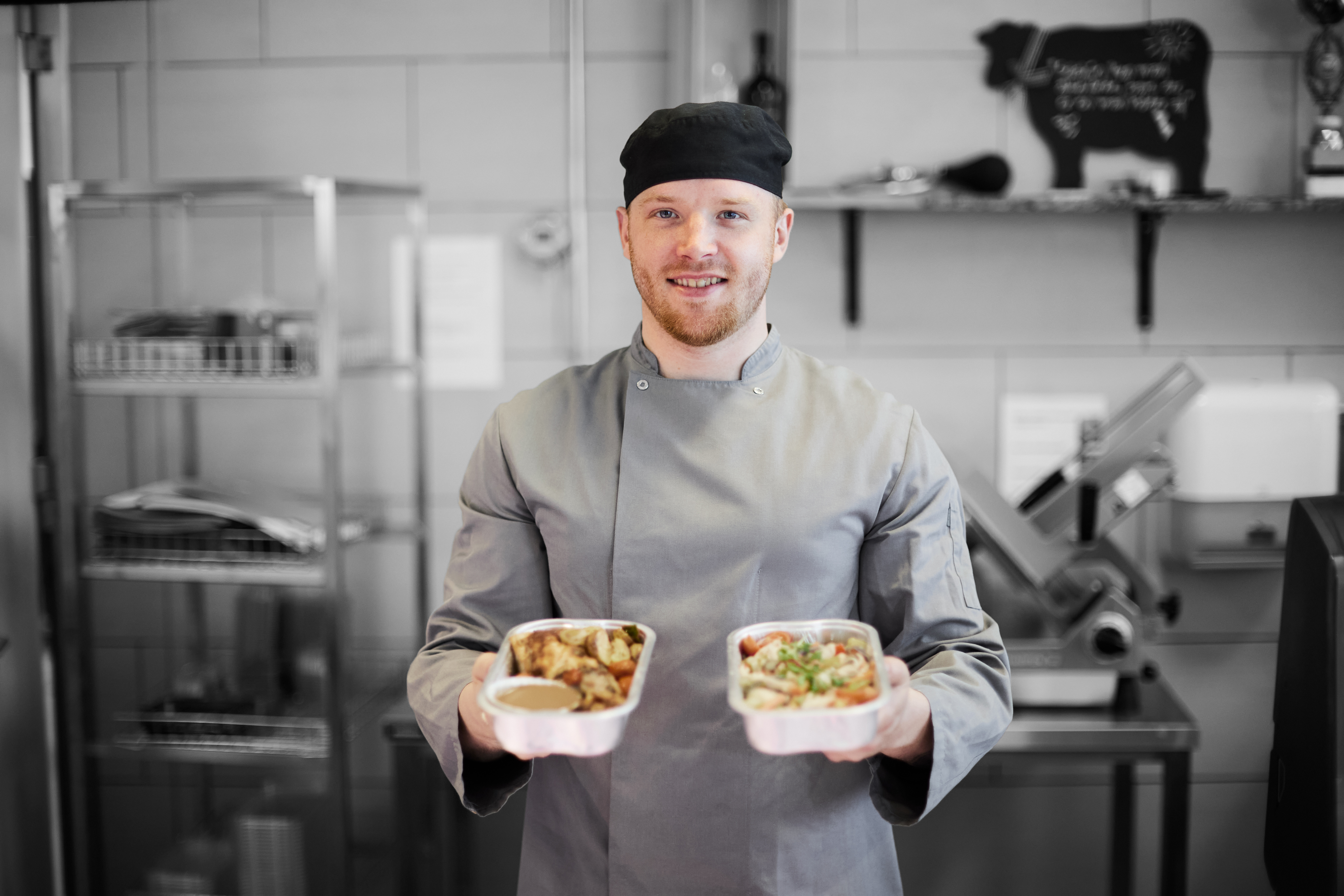 Gourmetslagter viser forskellige convenience-produkter frem