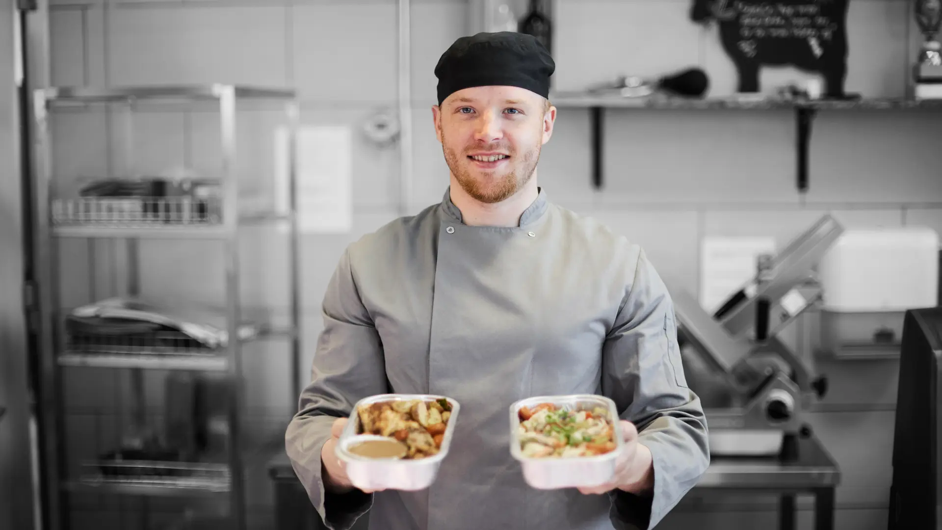Gourmetslagter viser forskellige convenience-produkter frem