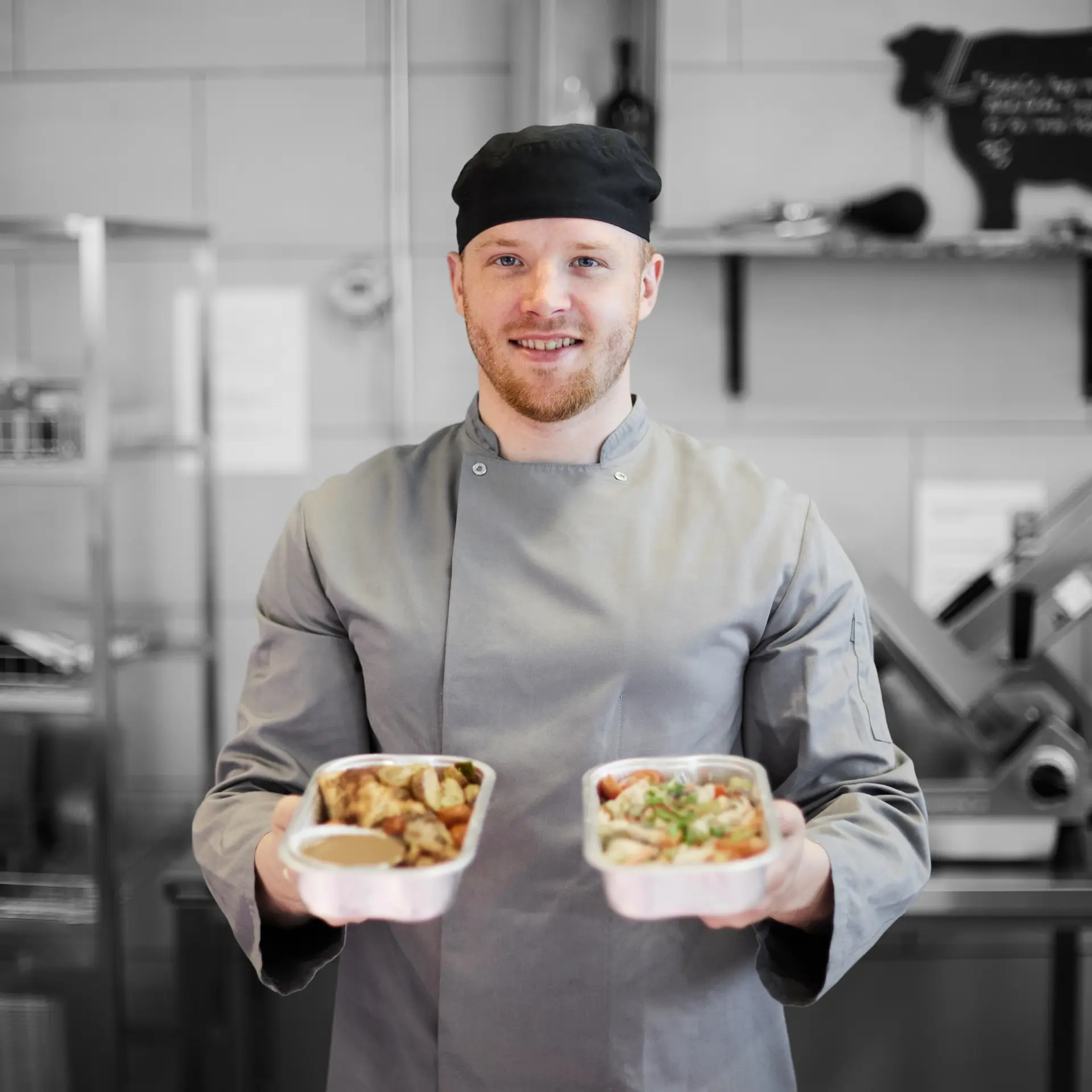 Gourmetslagter viser forskellige convenience-produkter frem