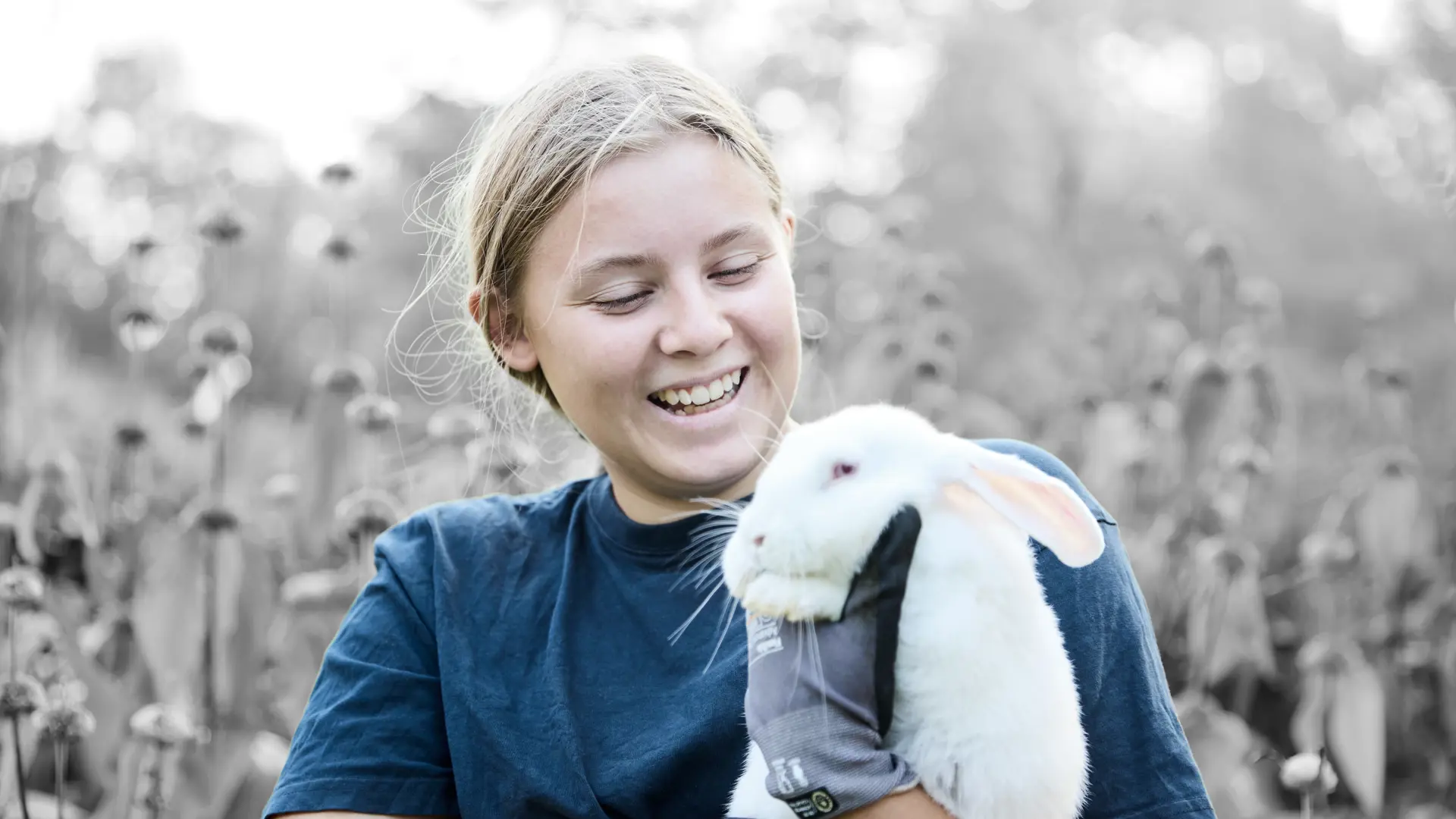 Landmand med kanin i hænderne