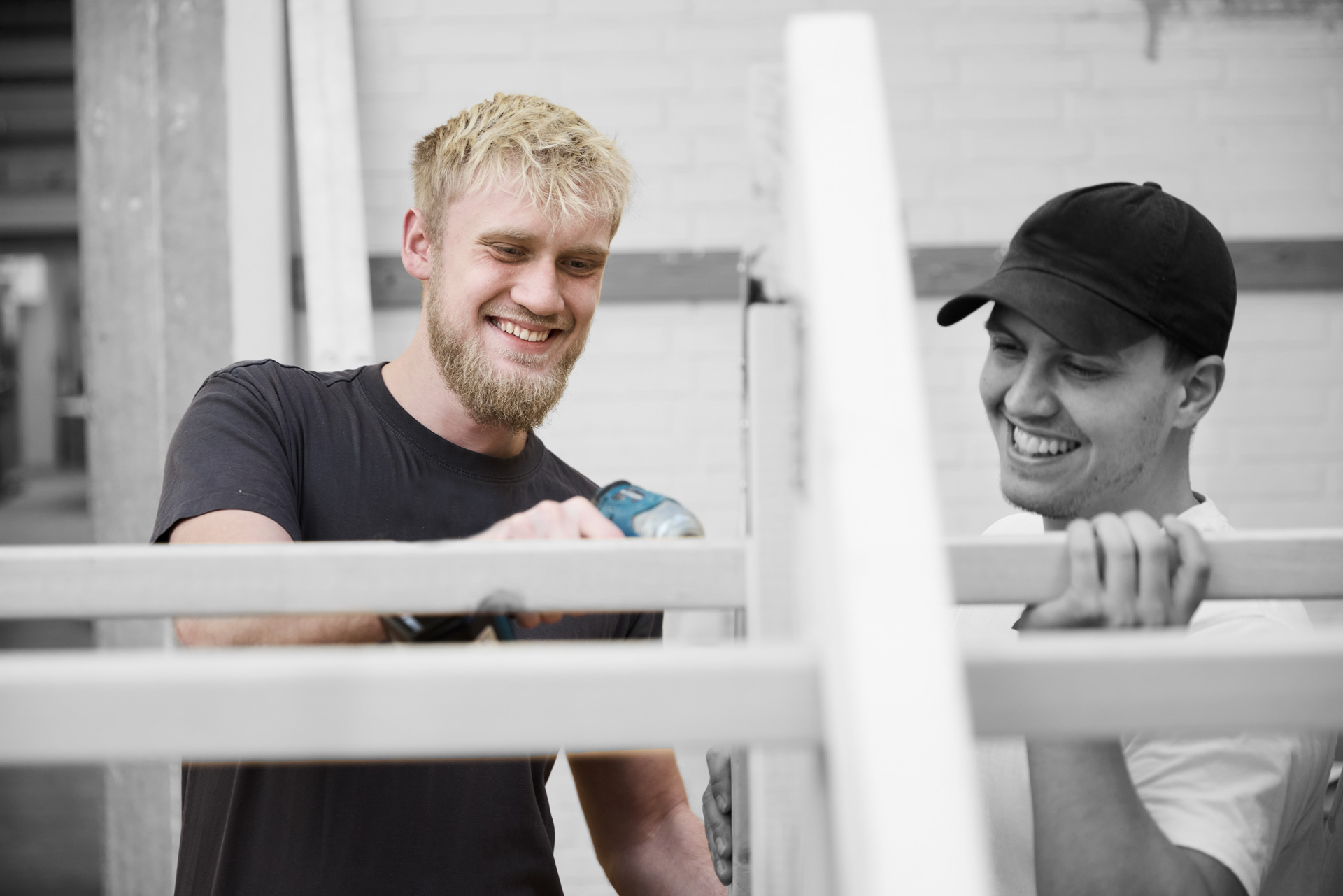 Tømrer borer med boremaskine i en konstruktion