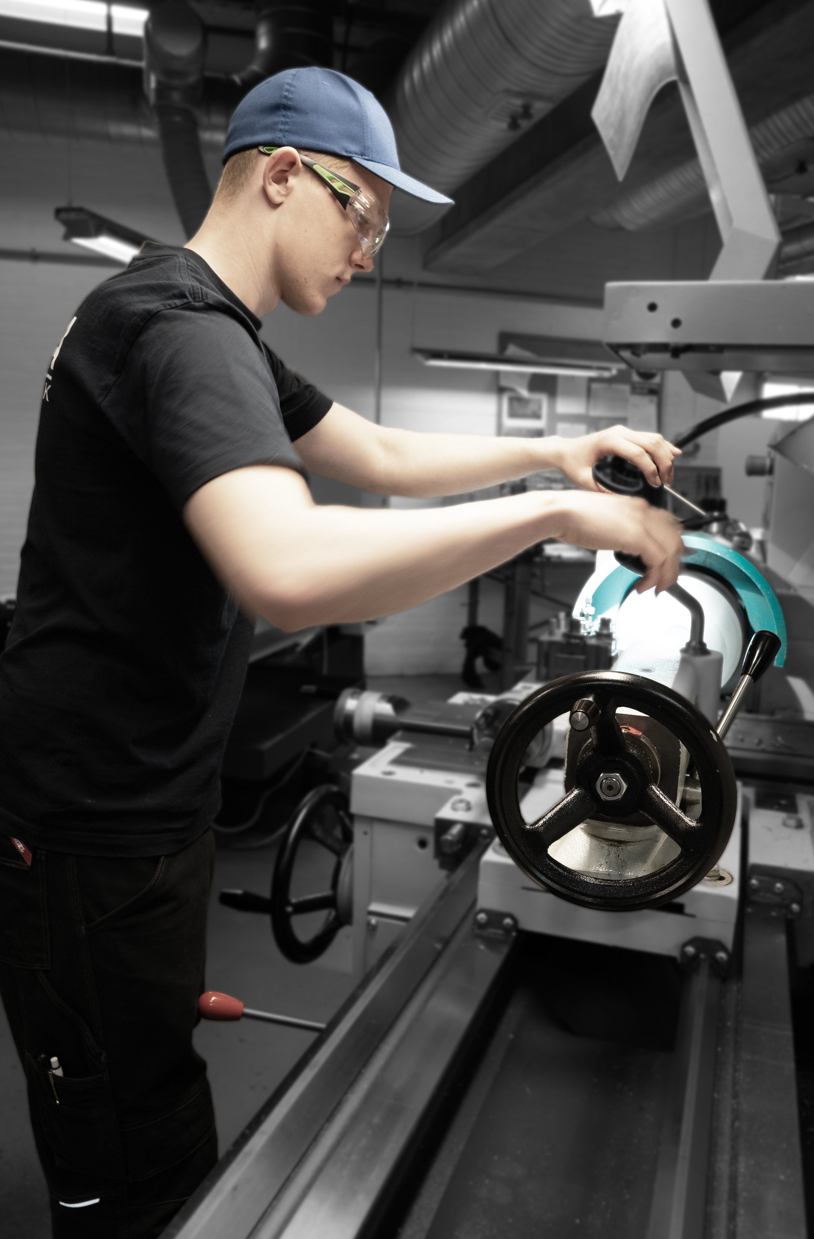 Elev på uddannelsen til industritekniker i værksted