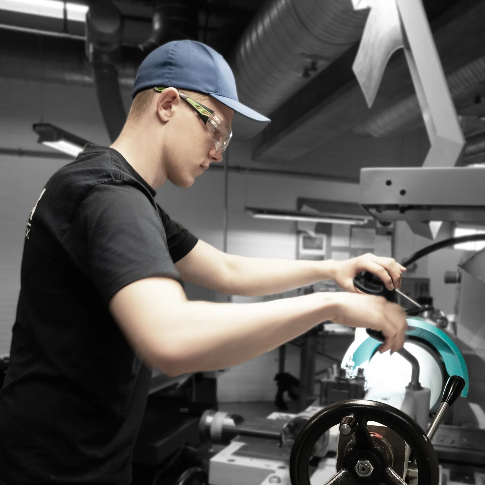 Elev på uddannelsen til industritekniker i værksted