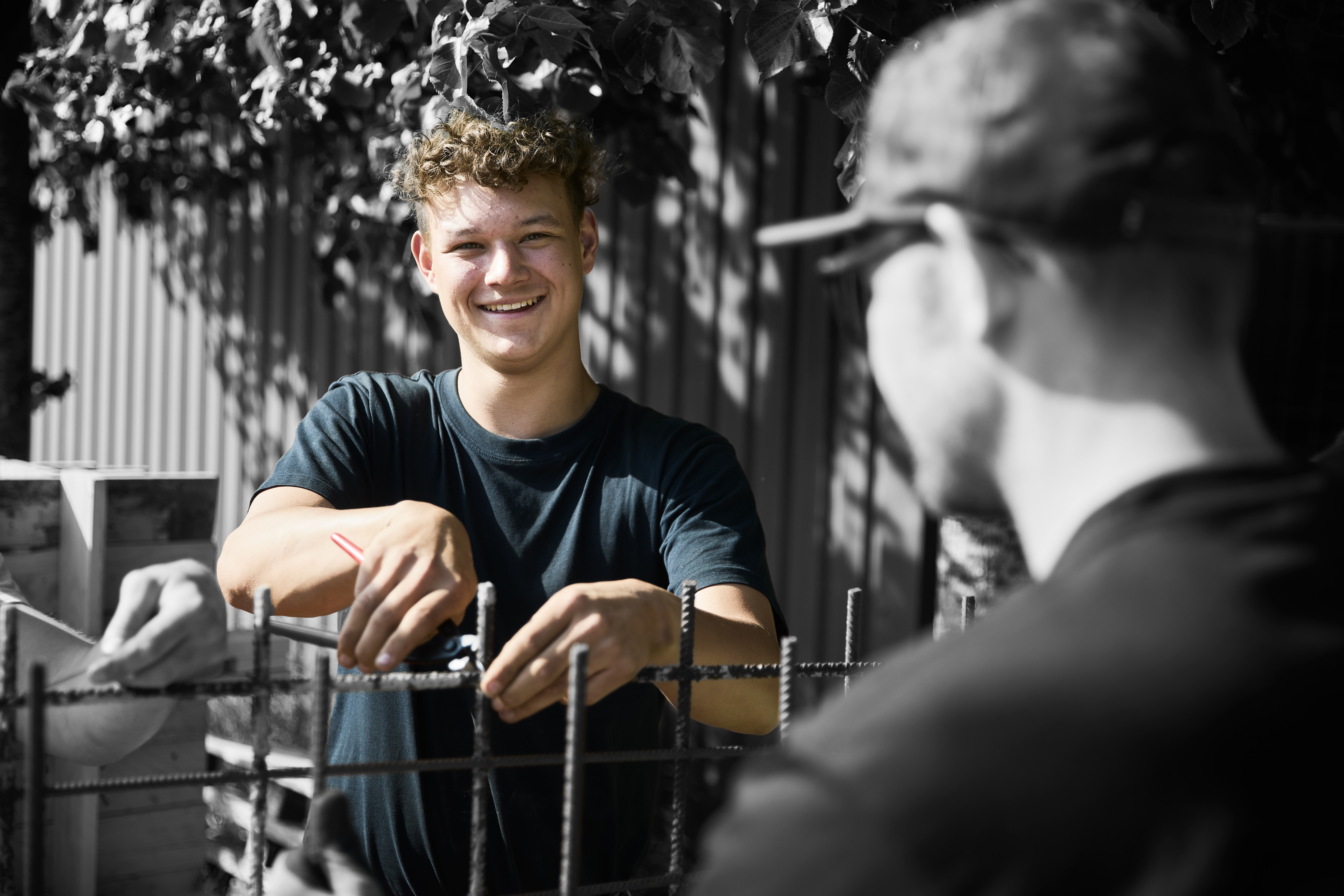 Bygningsstruktør binder jern