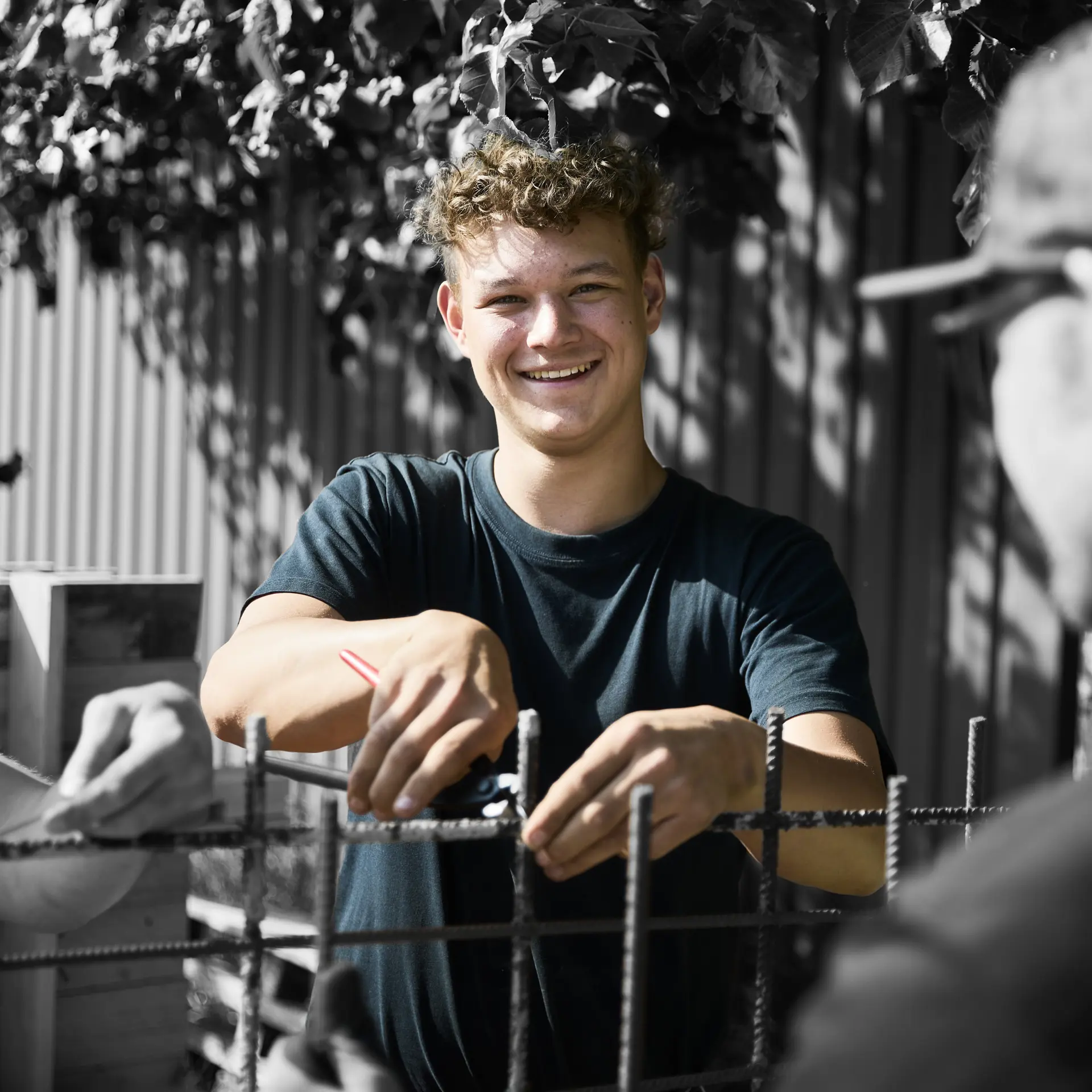 Bygningsstruktør binder jern