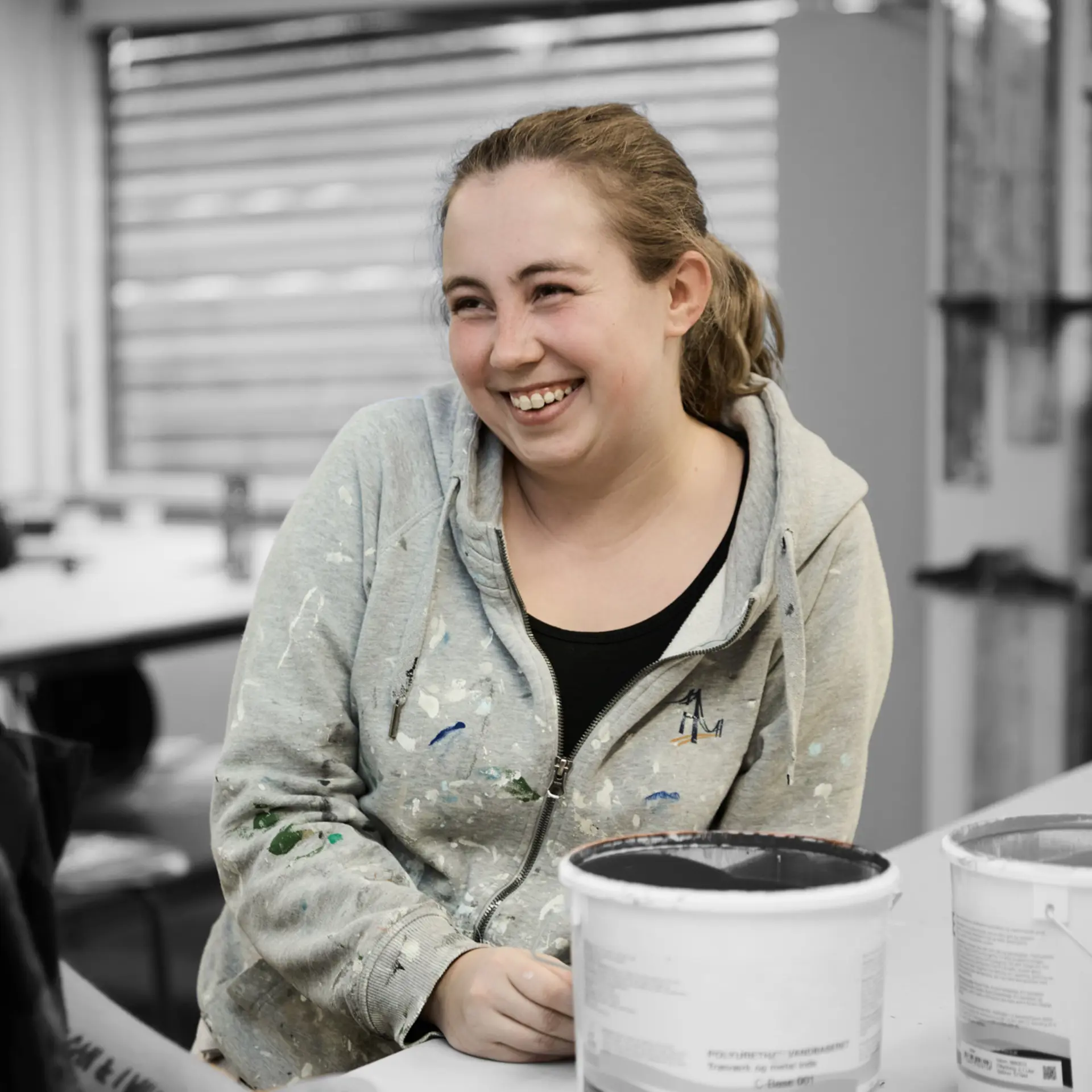 Maler smiler til anden elev