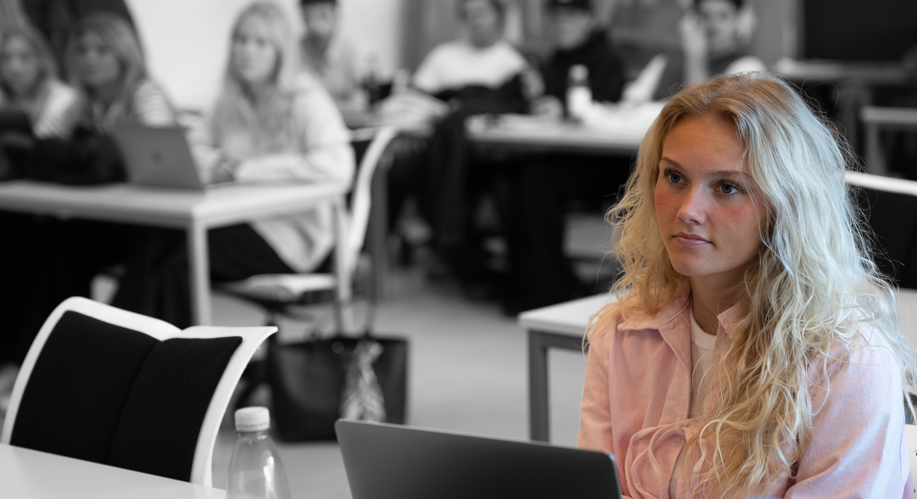 Handelsskoleelev deltager i undervisning