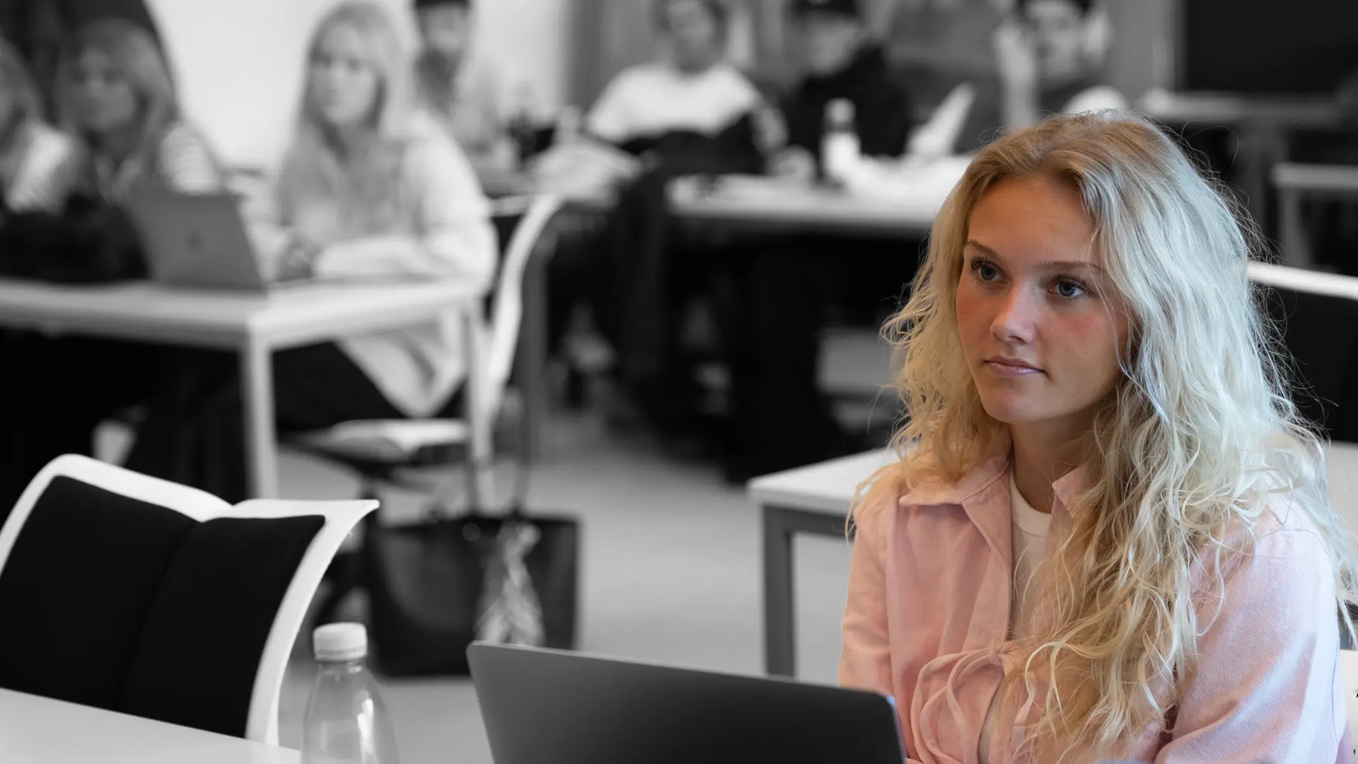 Handelsskoleelev deltager i undervisning