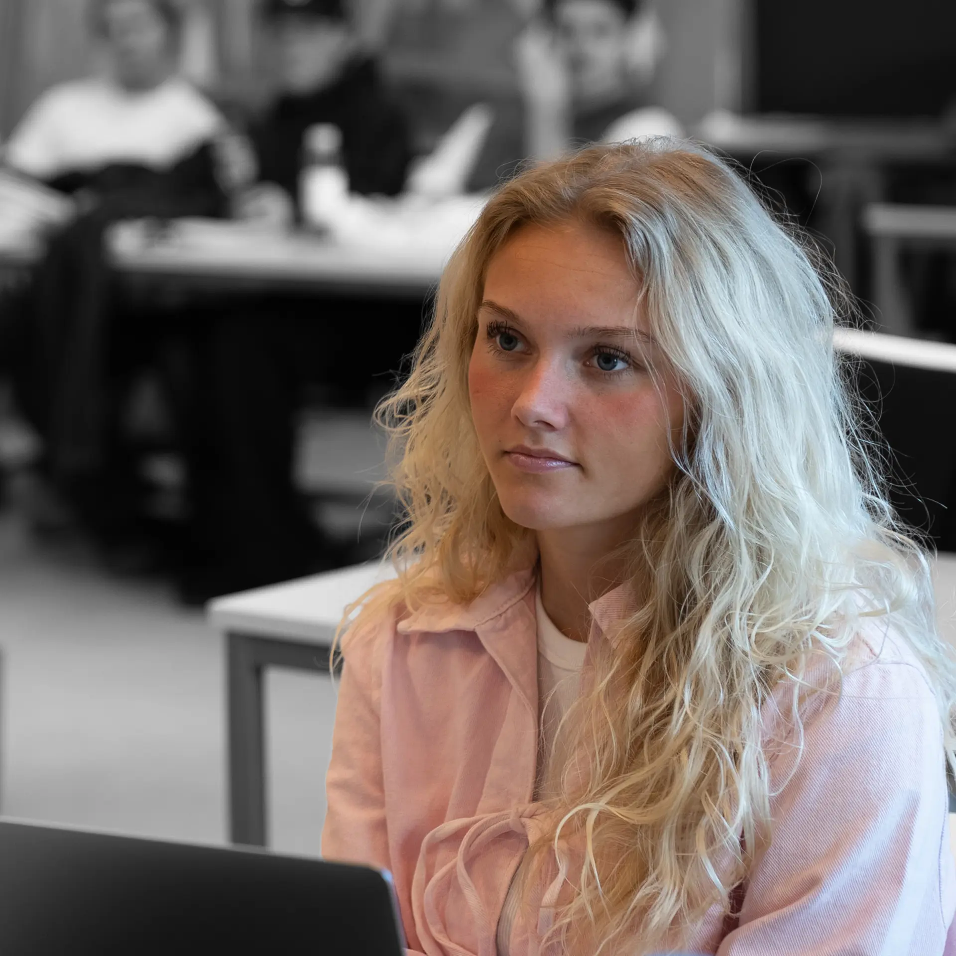 Handelsskoleelev deltager i undervisning