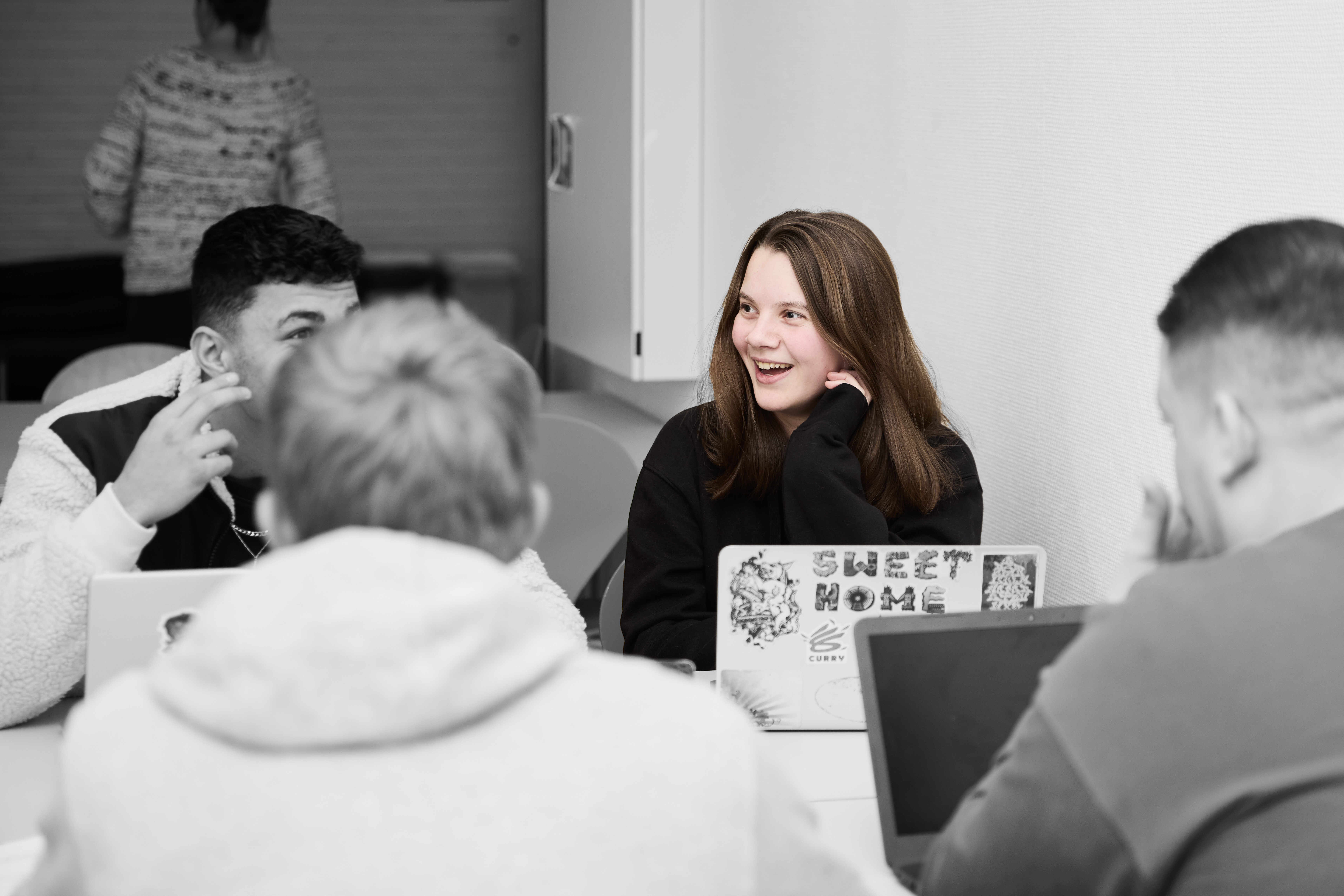 Business EUX-elever arbejder ved bord