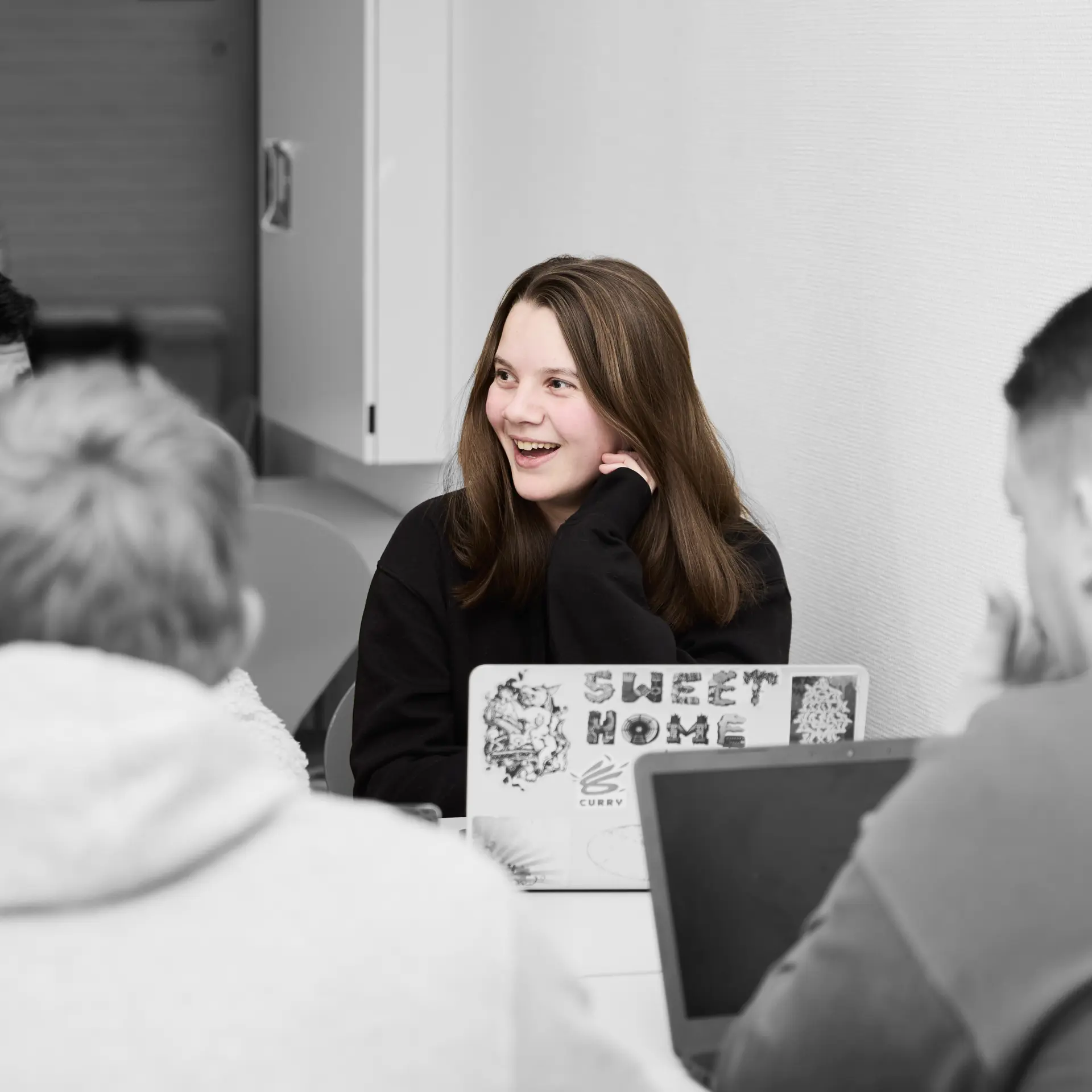 Business EUX-elever arbejder ved bord