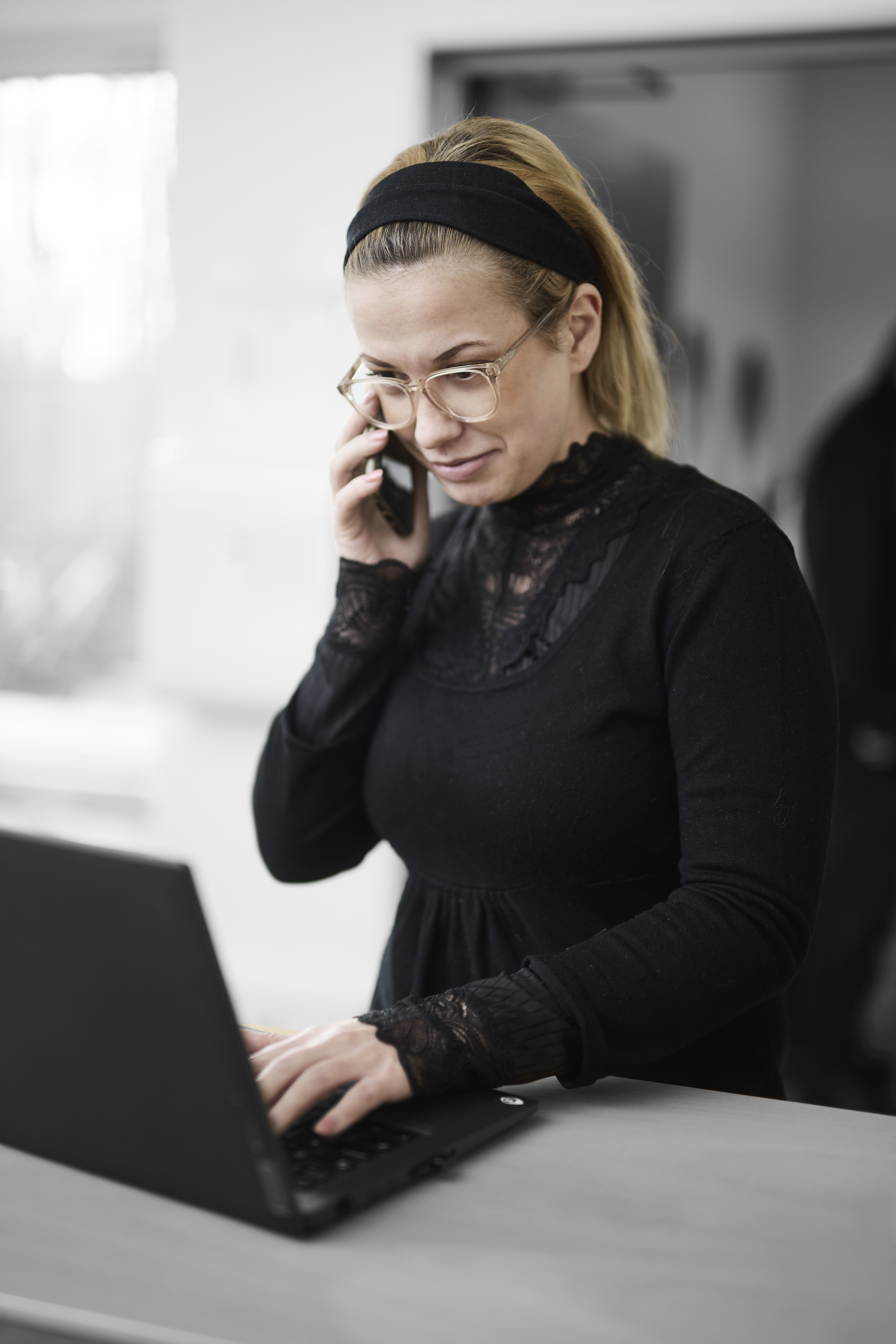 Receptionist taler i telefon