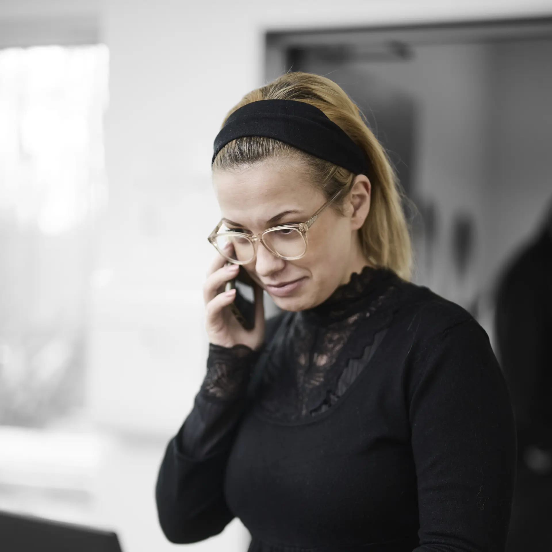 Receptionist taler i telefon