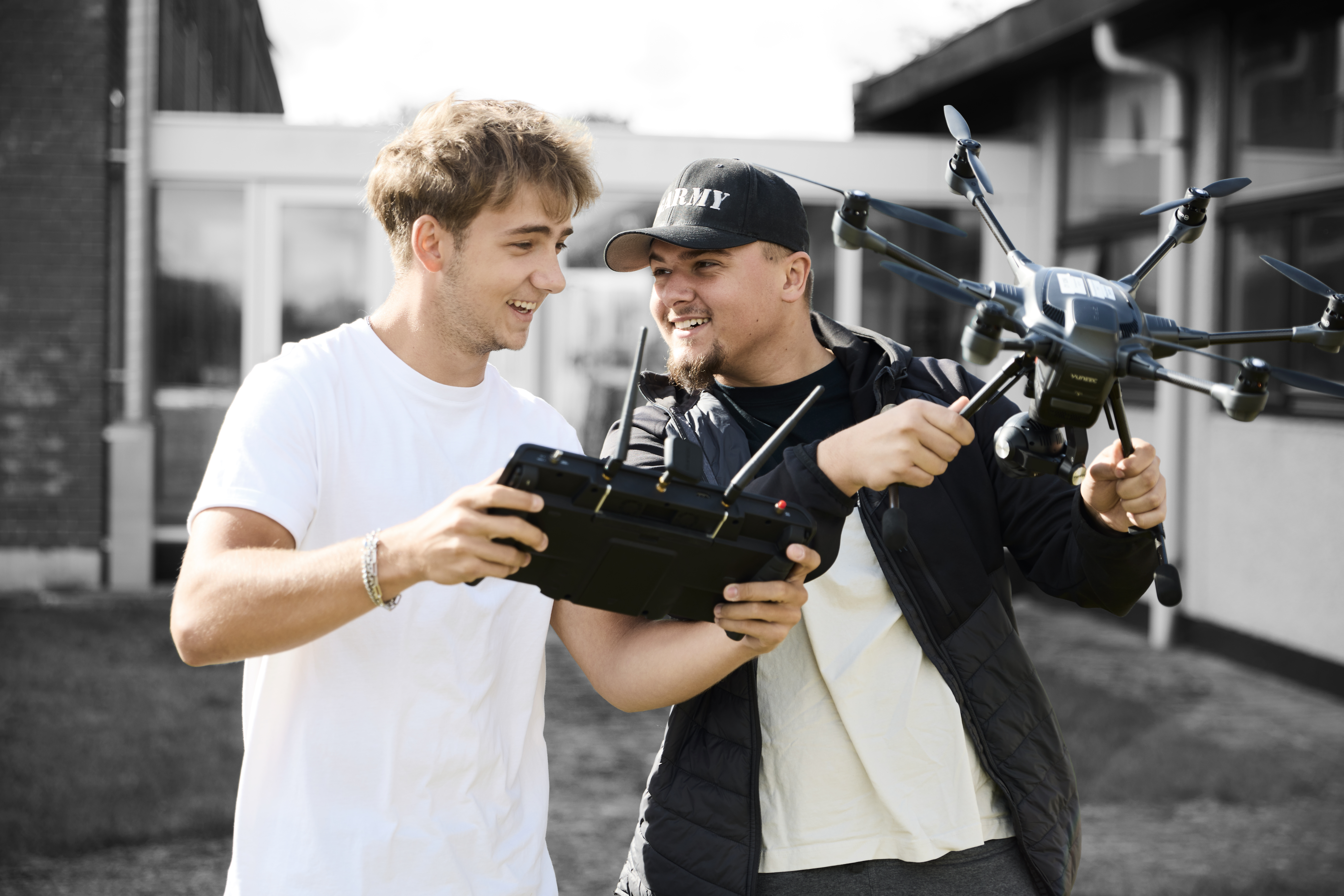 Sikkerhedsvagter står med drone