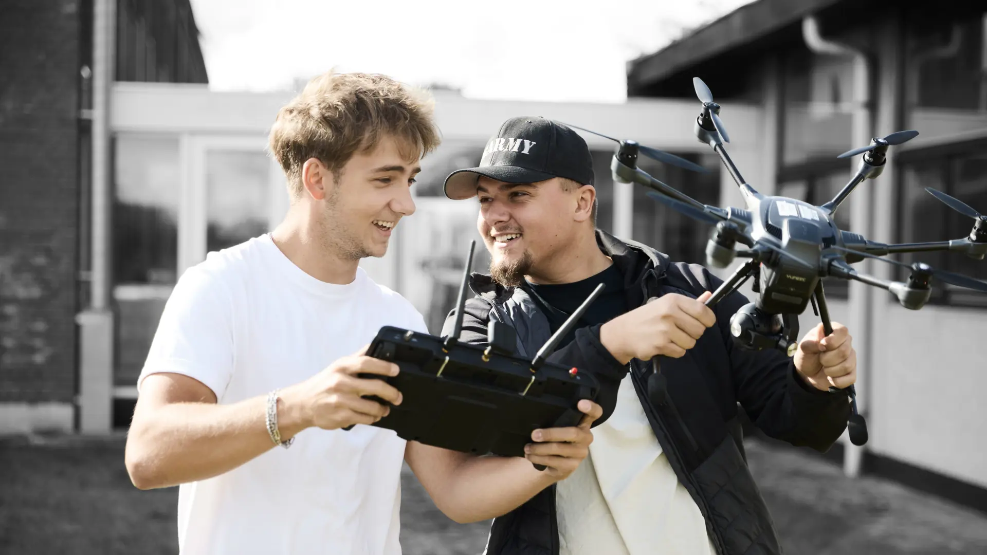 Sikkerhedsvagter står med drone