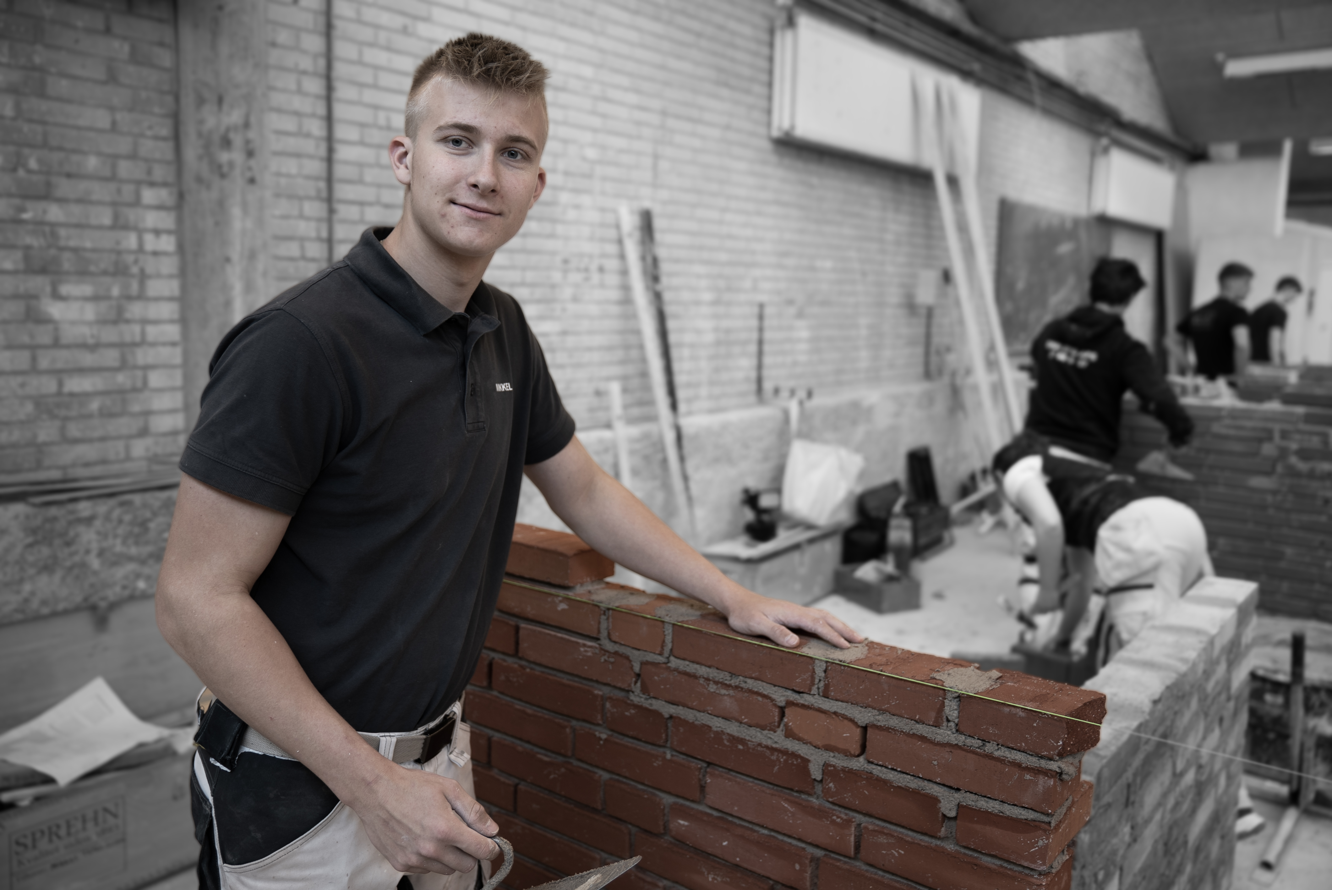 Elev på uddannelsen til murer bygger en mur