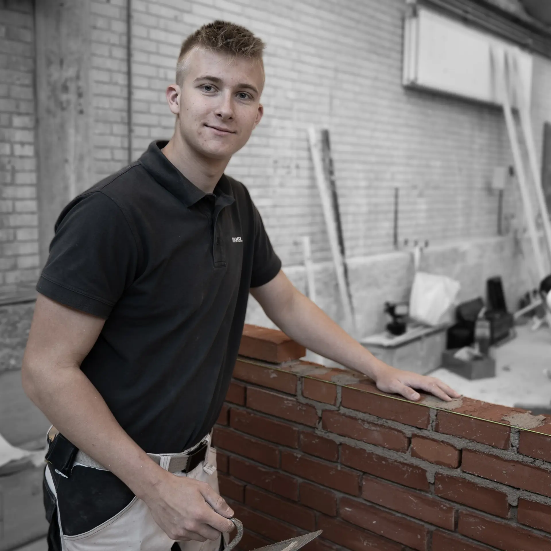Elev på uddannelsen til murer bygger en mur