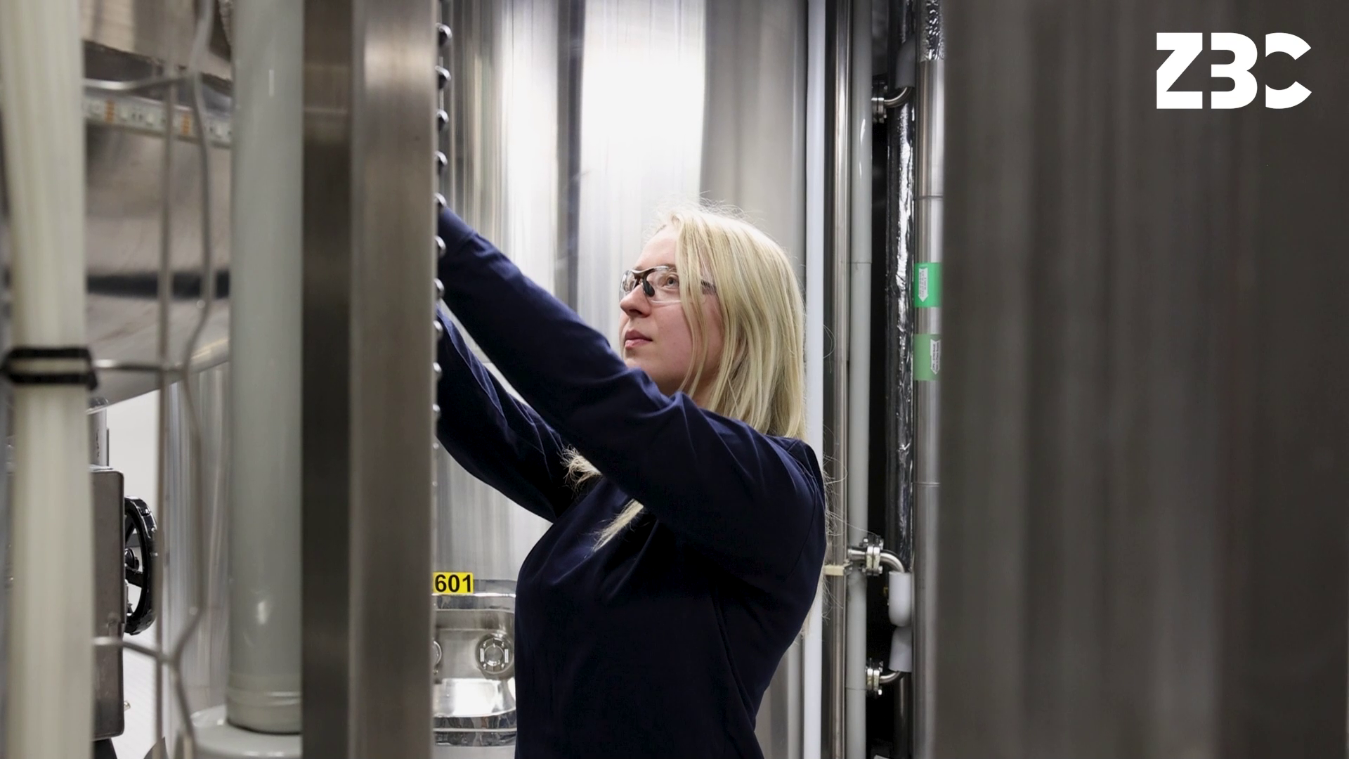 Procesoperatør-eleven Emilie arbejder på sin læreplads Fujifilm Diosynth Biotechnologies