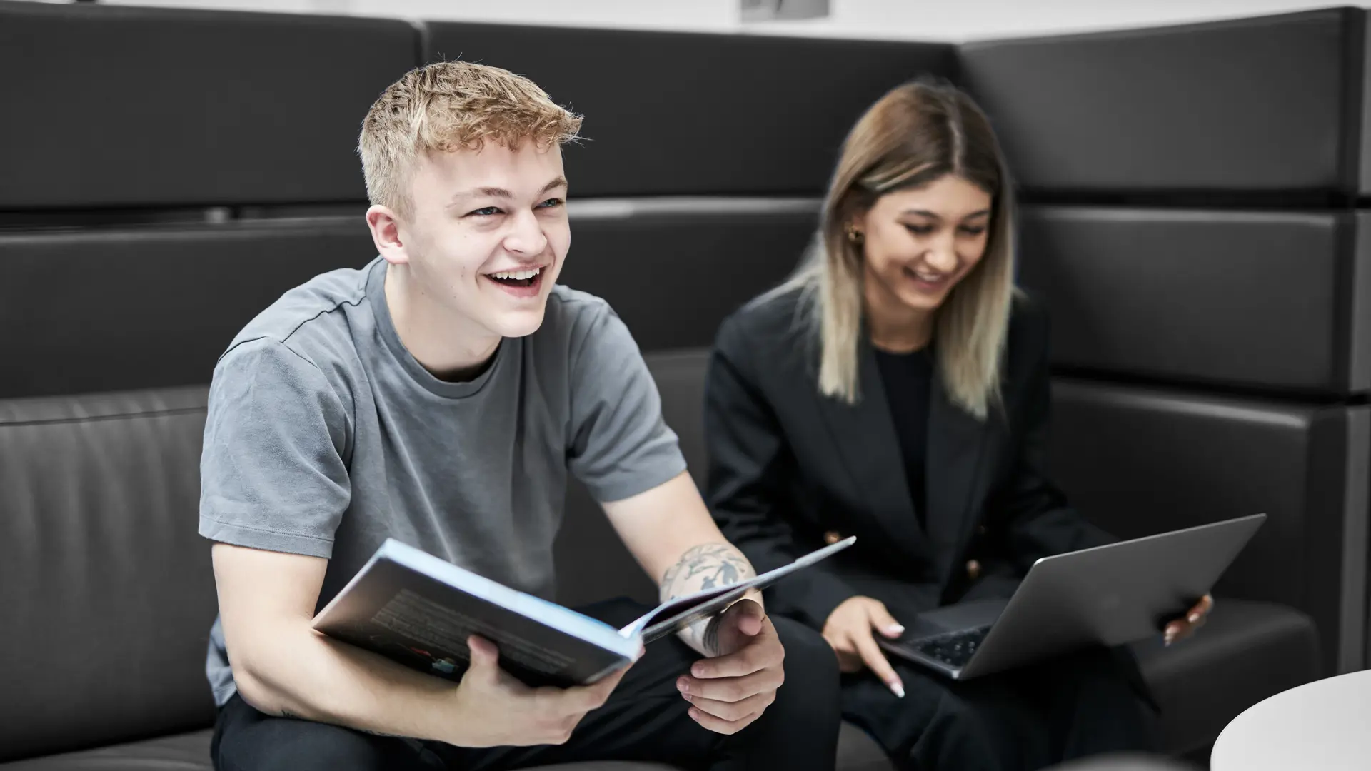 HHX-elever arbejder i sofa