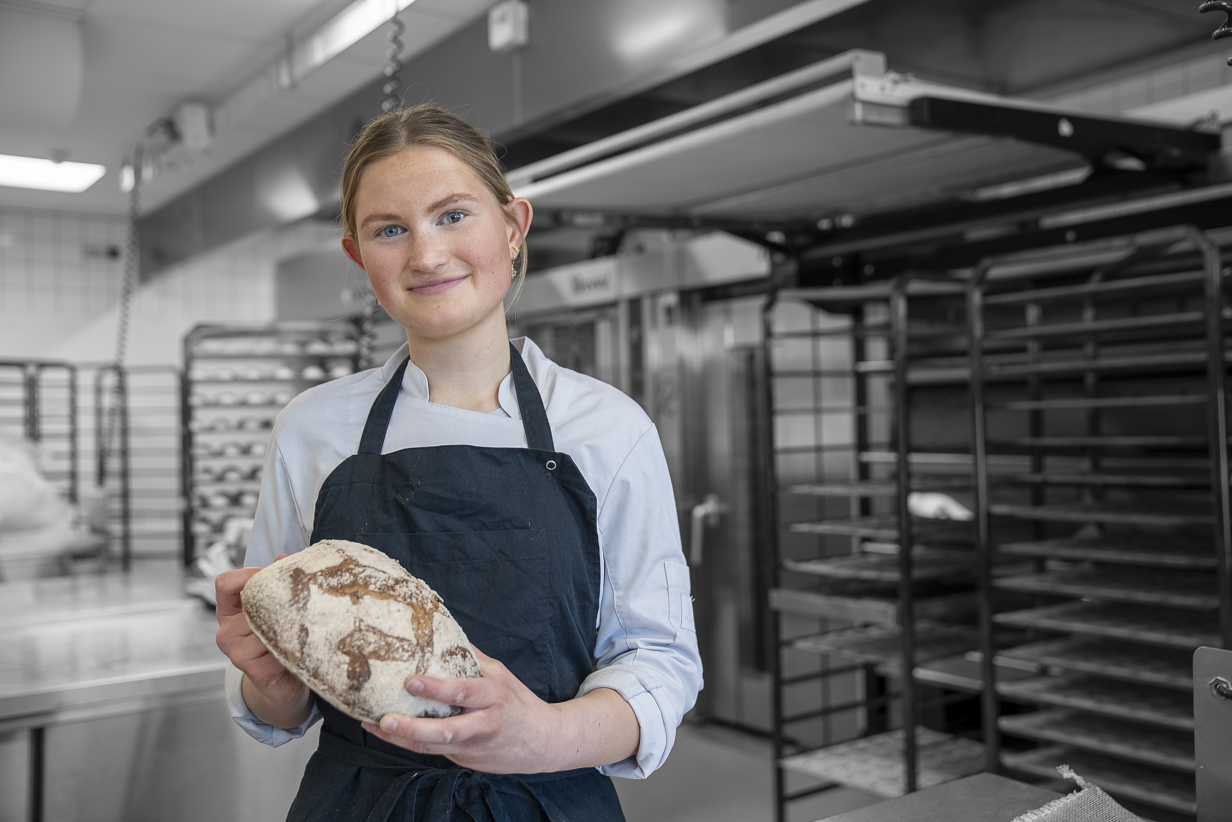 Elev på bager- og konditoruddannelsen med friskbagt brød
