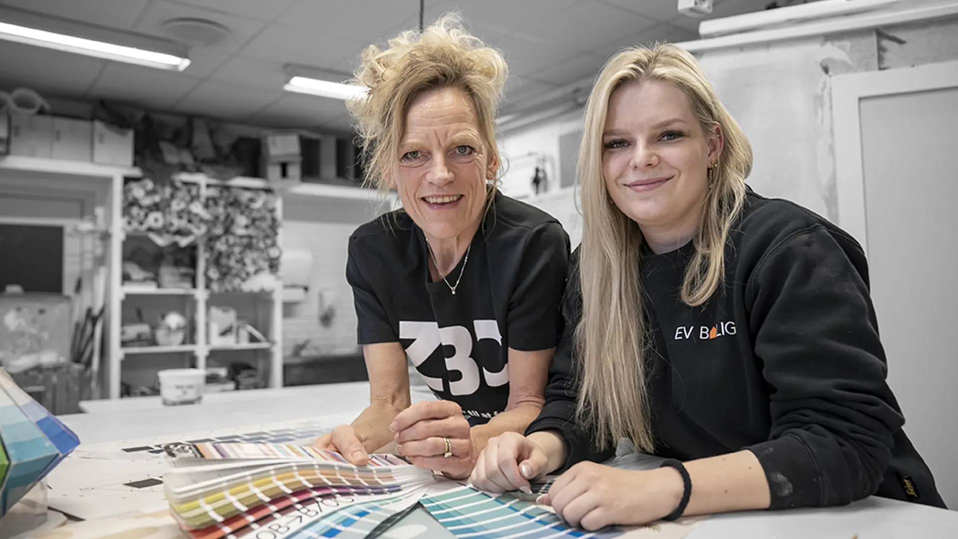 Underviser Og Elev På Bygningsmaleruddannelsen Kigger På en masse Farver