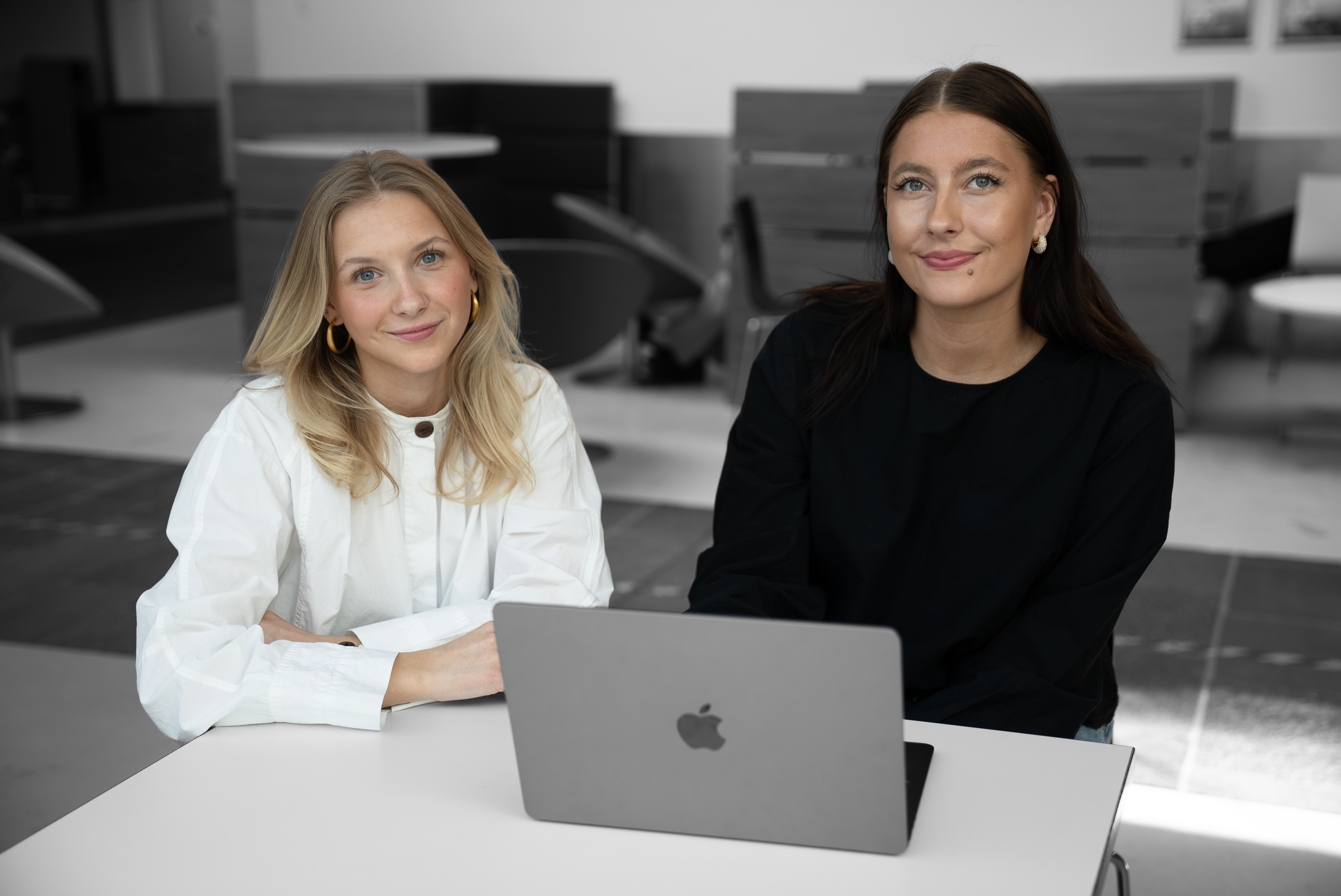 Elever på HHX arbejder på computer