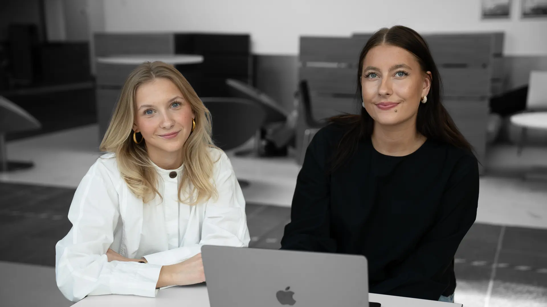 Elever på HHX arbejder på computer